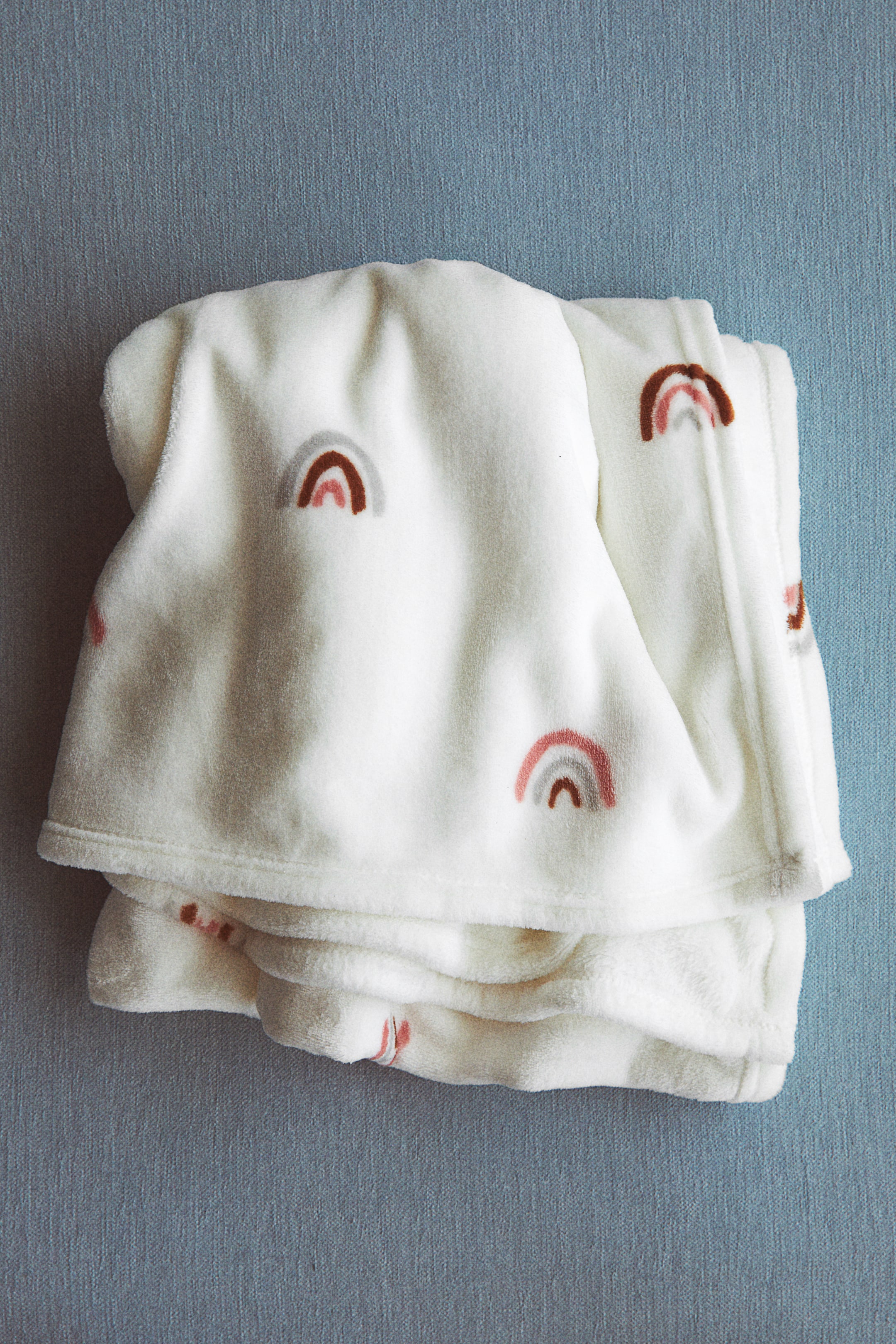 Флисовый плед с принтом от H-M 2090₽