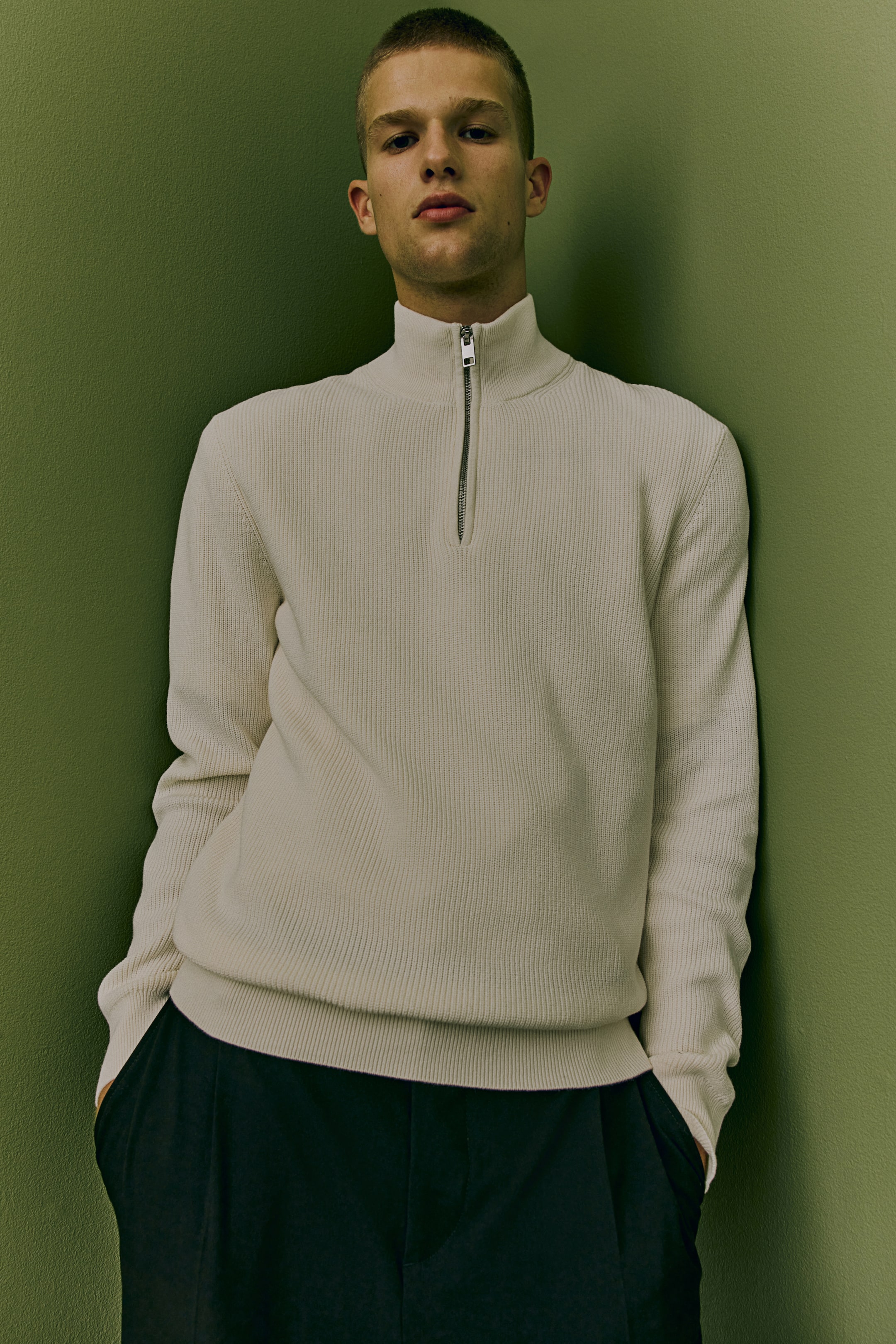 Приталенный свитер H-M 5690₽