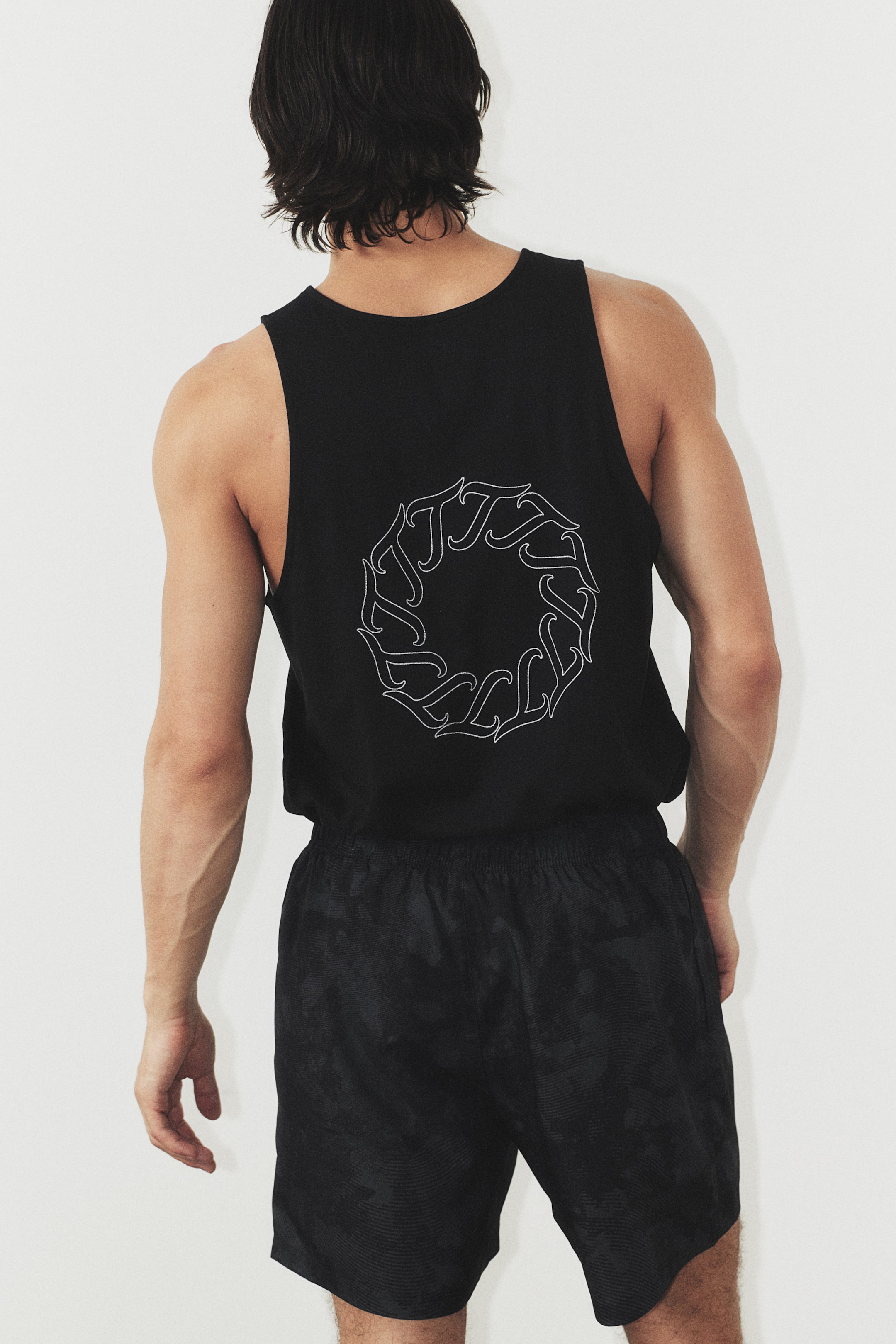 Спортивные шорты средней длины от H-M в DryMove 3390₽