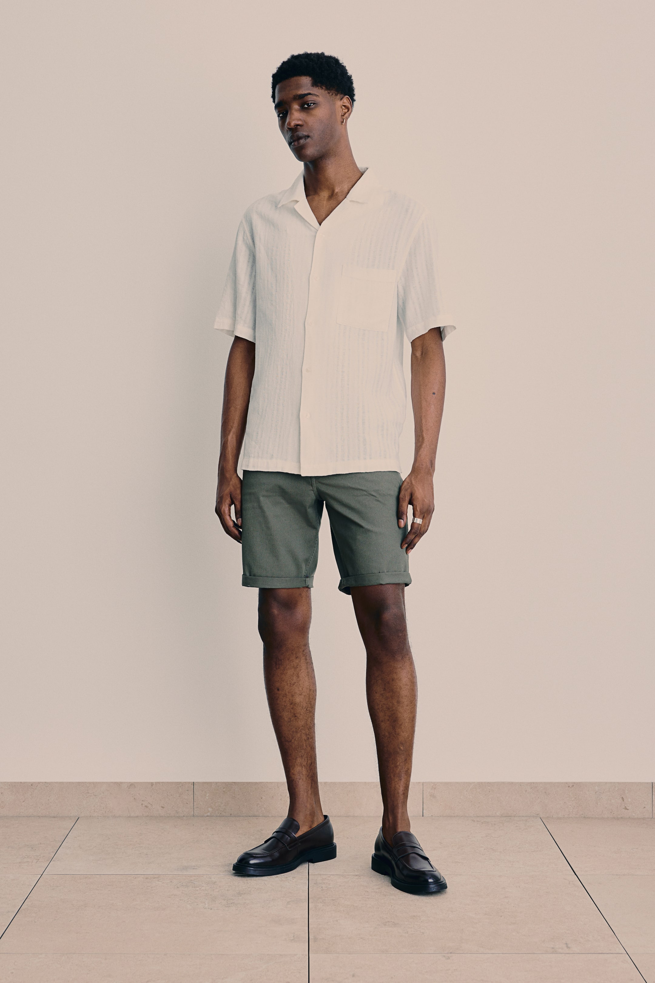 Шорты из хлопчатобумажной саржи H-M Slim Fit 3090₽