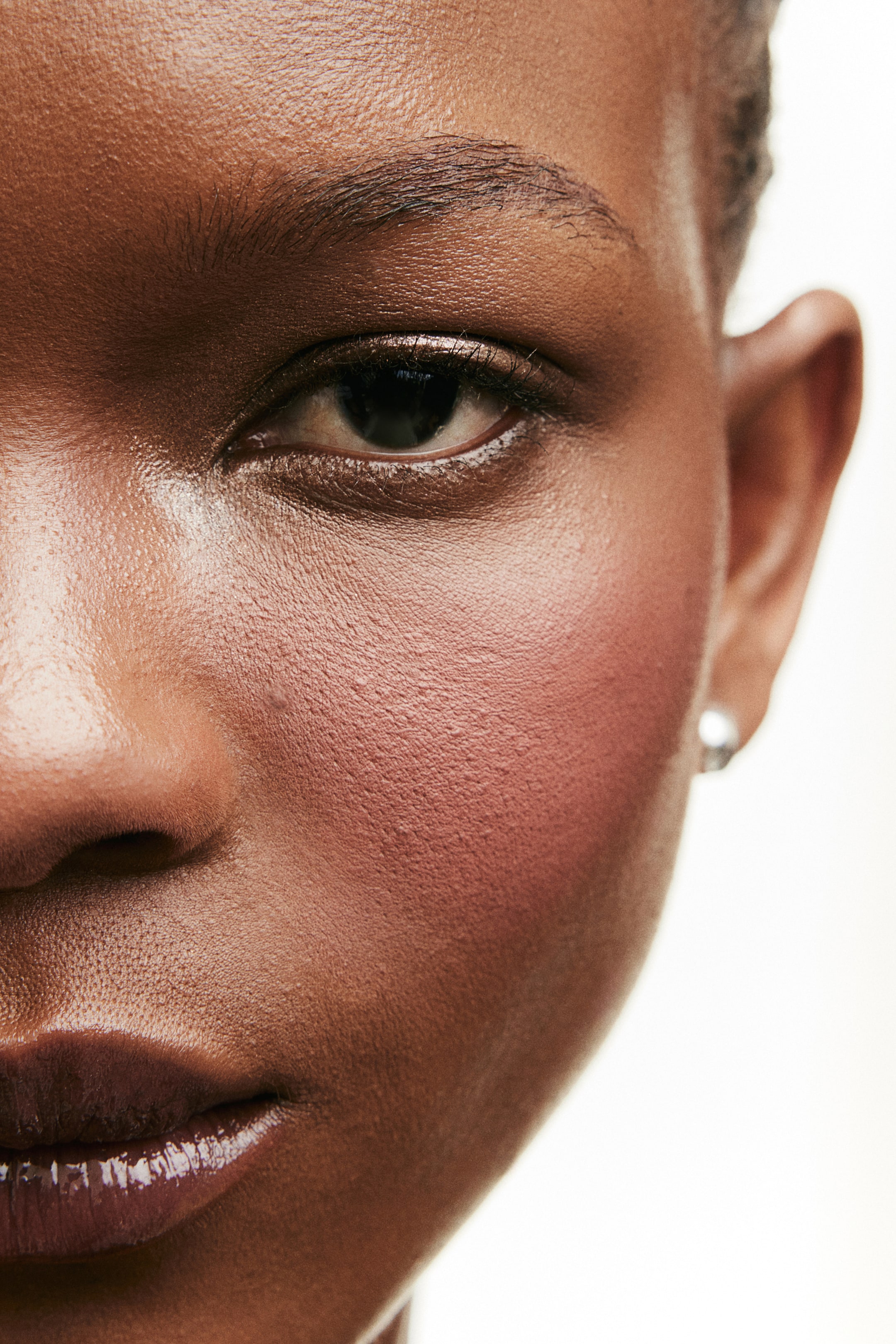 Румяна из прессованной пудры H-M 2090₽