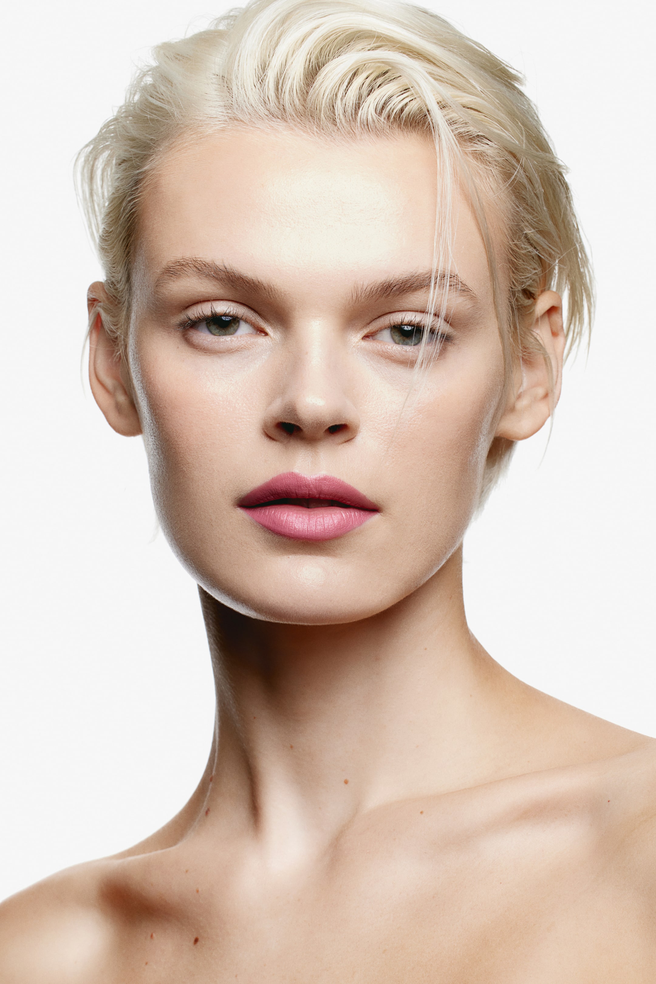 Атласная губная помада H-M 1590₽