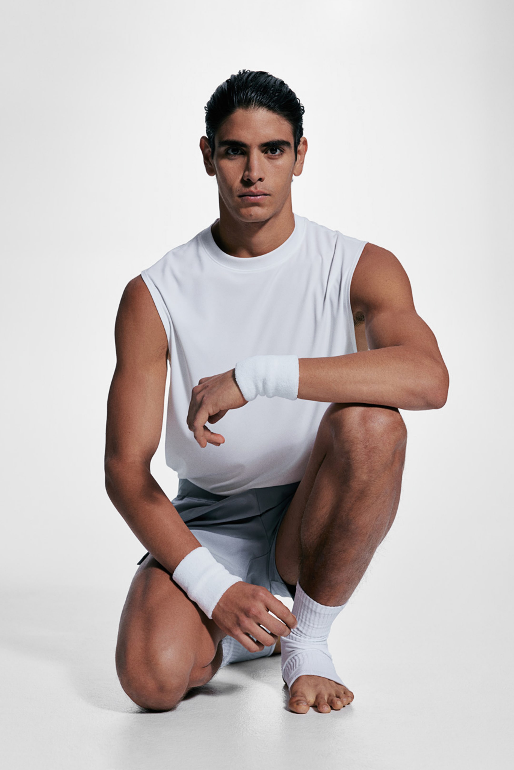 Спортивная майка H-M белого цвета 2090₽