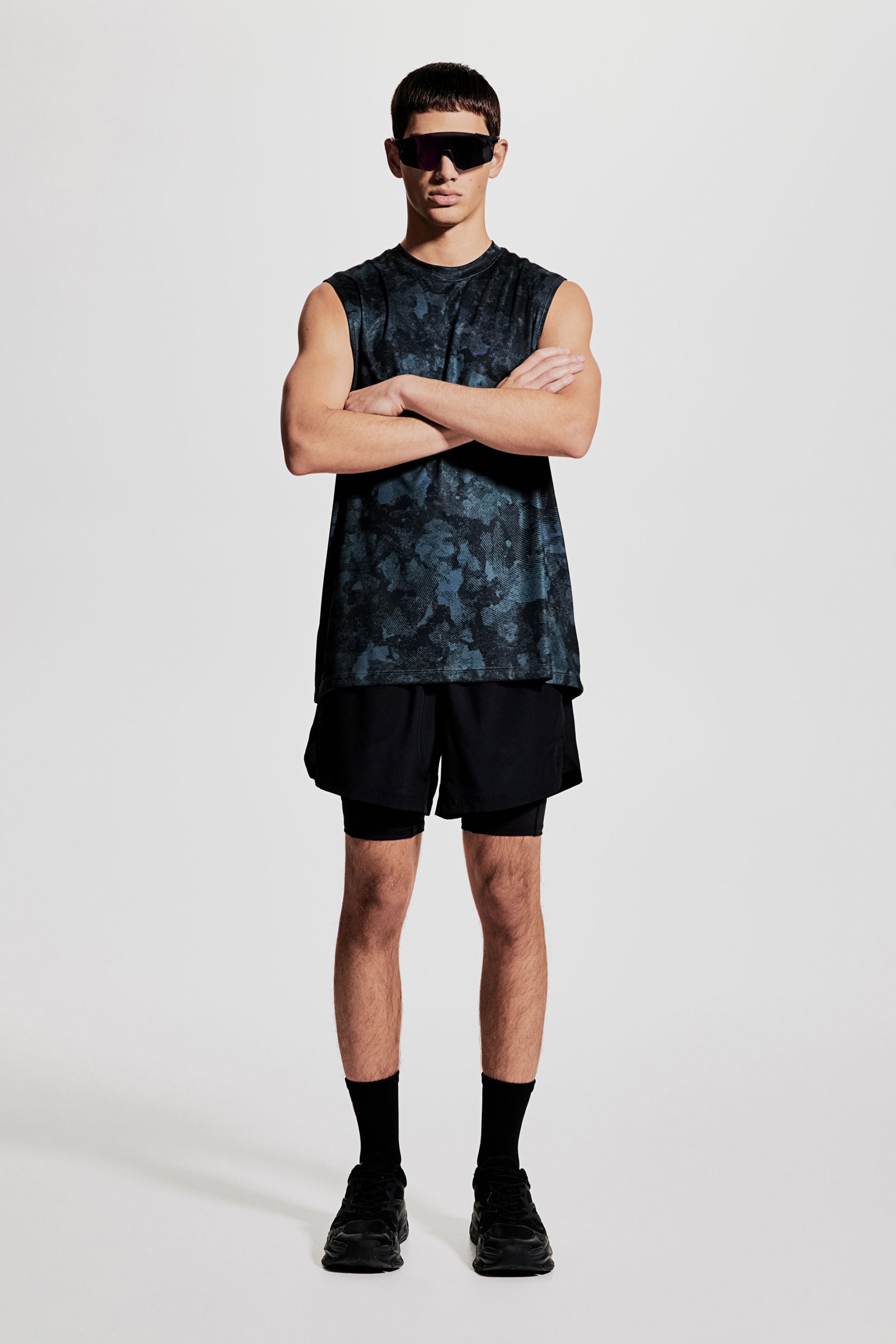 Спортивная майка H-M черного цвета с принтом 2090₽