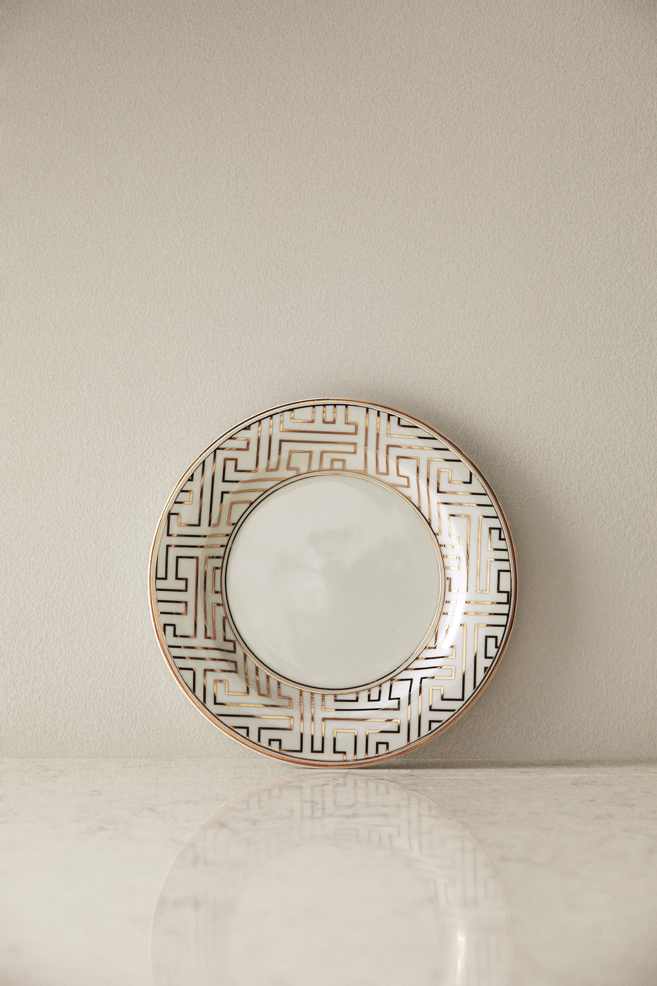 Фарфоровая тарелка среднего размера от H-M 1890₽