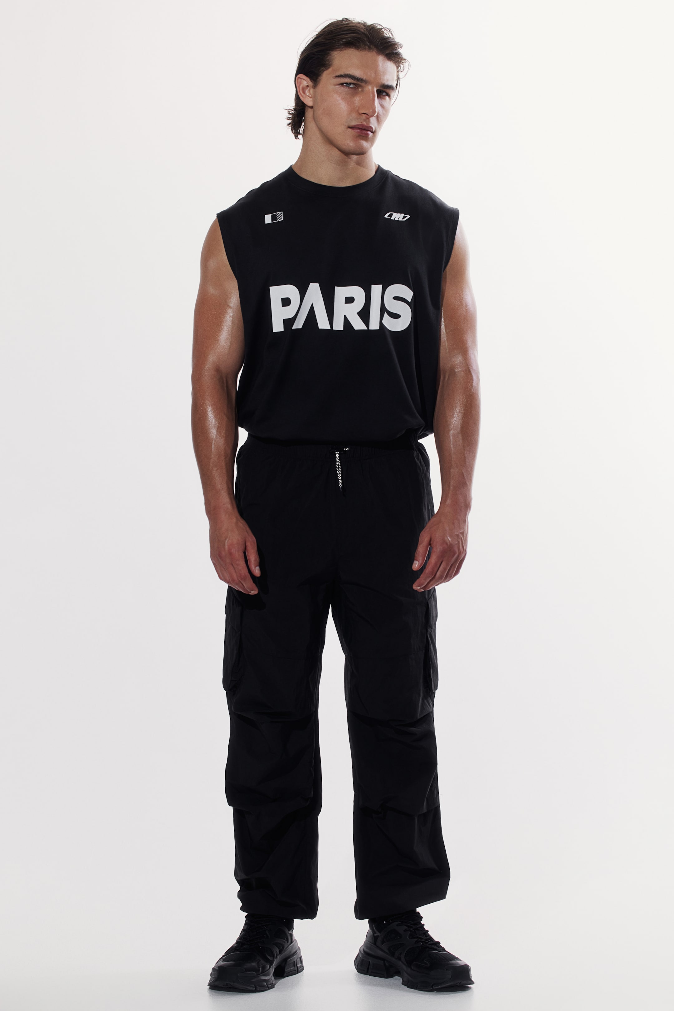 Парашютные брюки-карго свободного покроя от H-M 8590₽