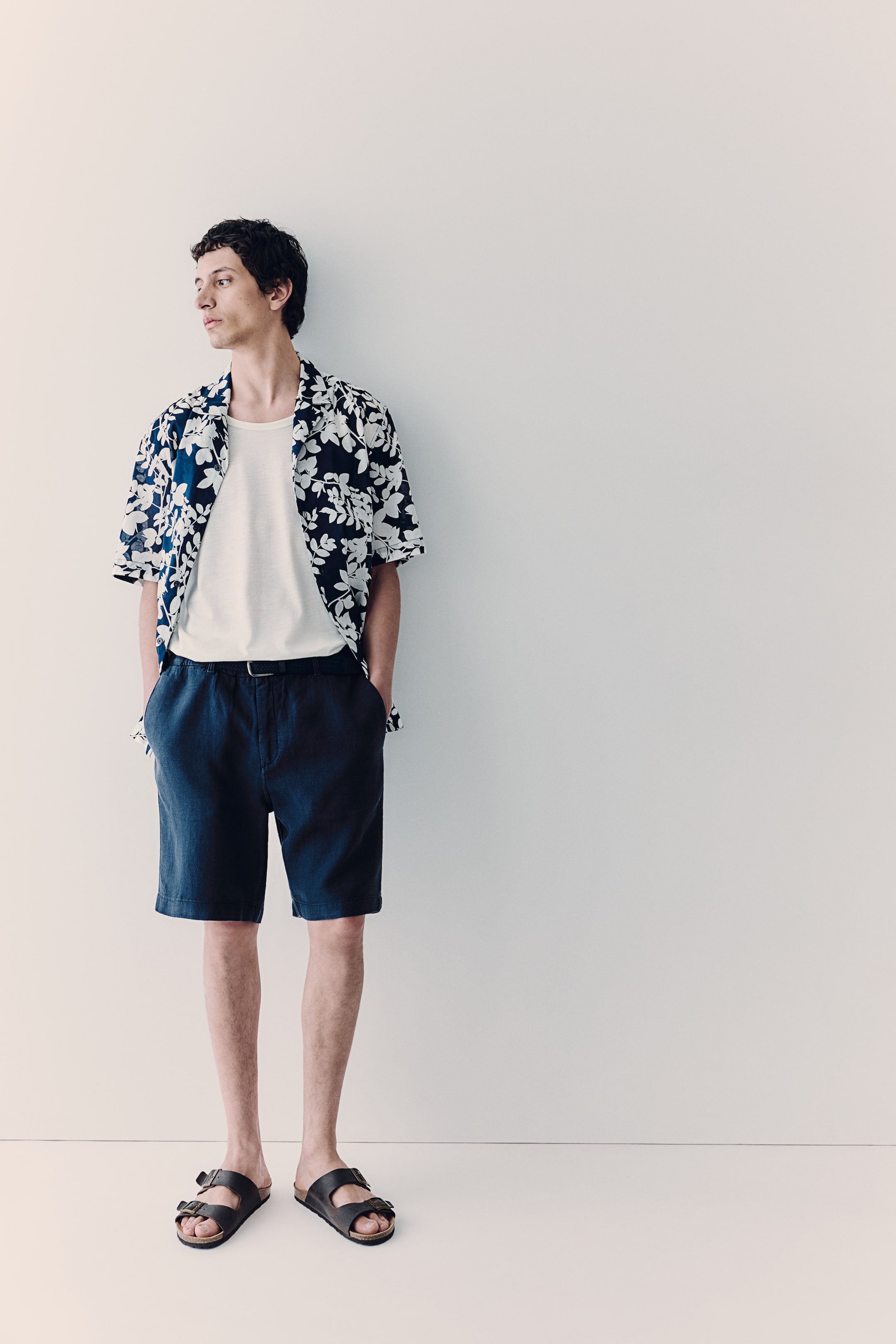 Льняные шорты темно-синего цвета H-M 4190₽