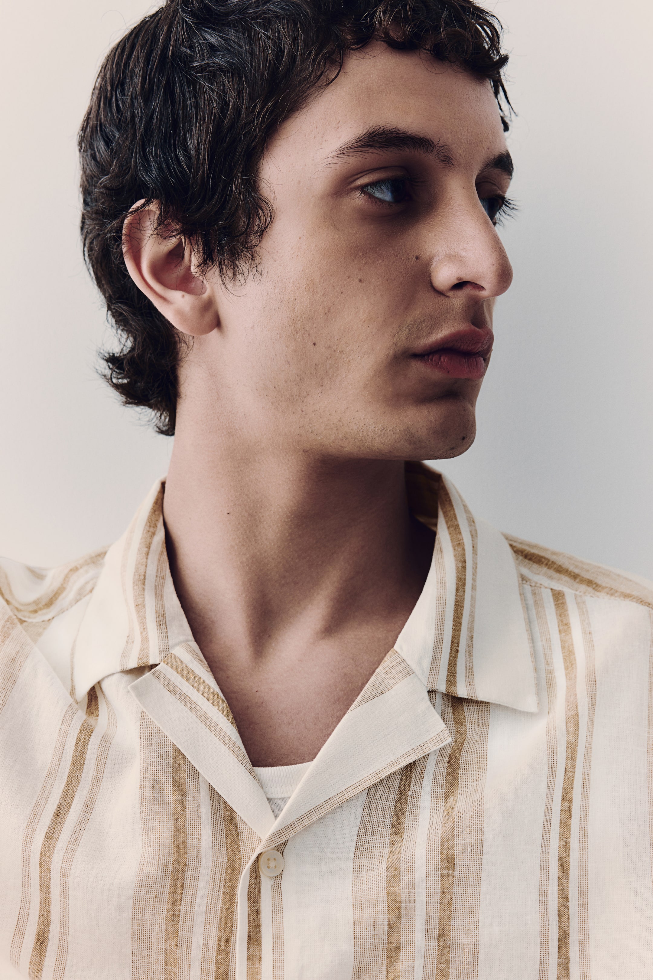 Курортная рубашка из льняной смеси обычного кроя от H-M 5690₽