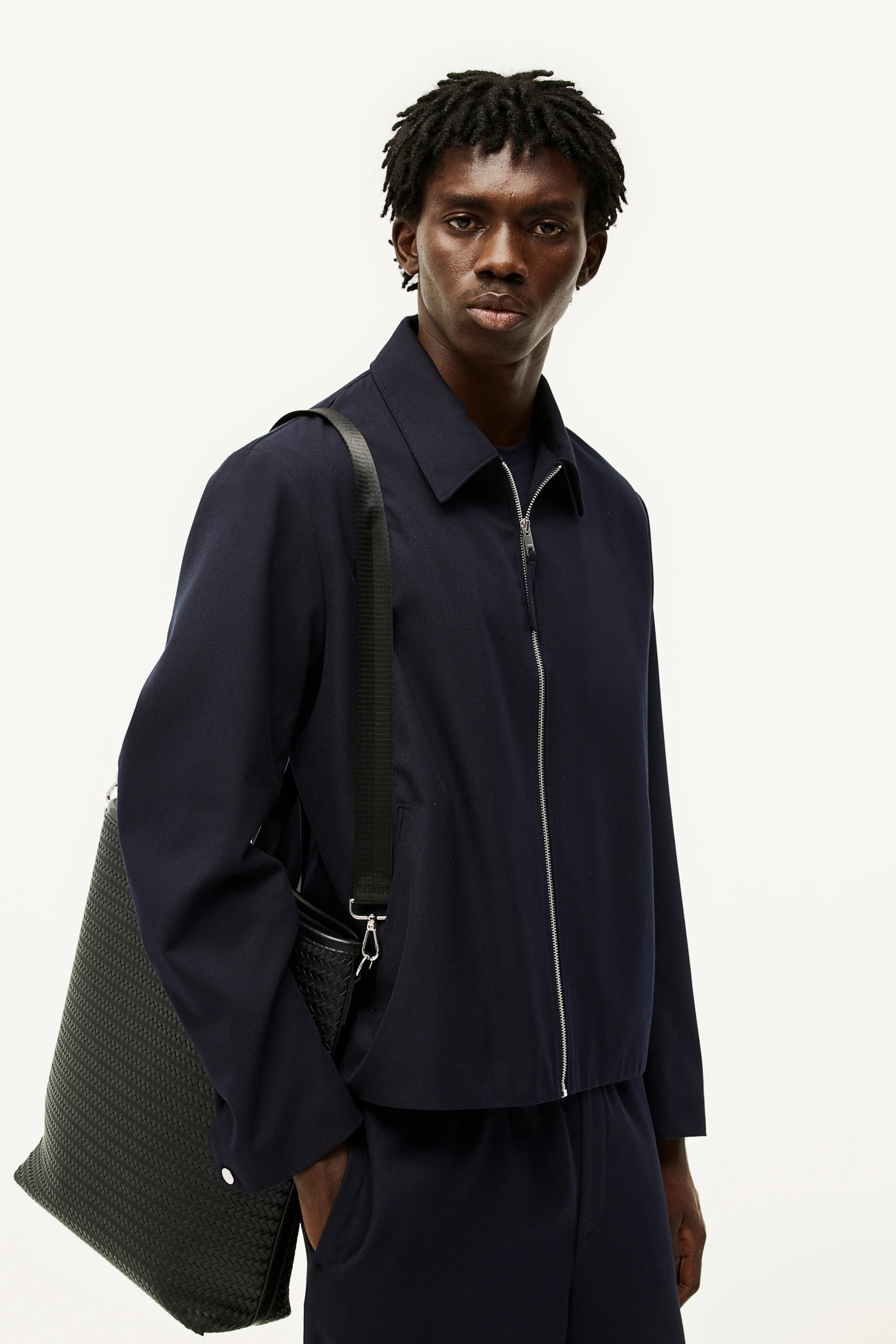 Короткий саржевый пиджак обычного покроя от H-M 9590₽