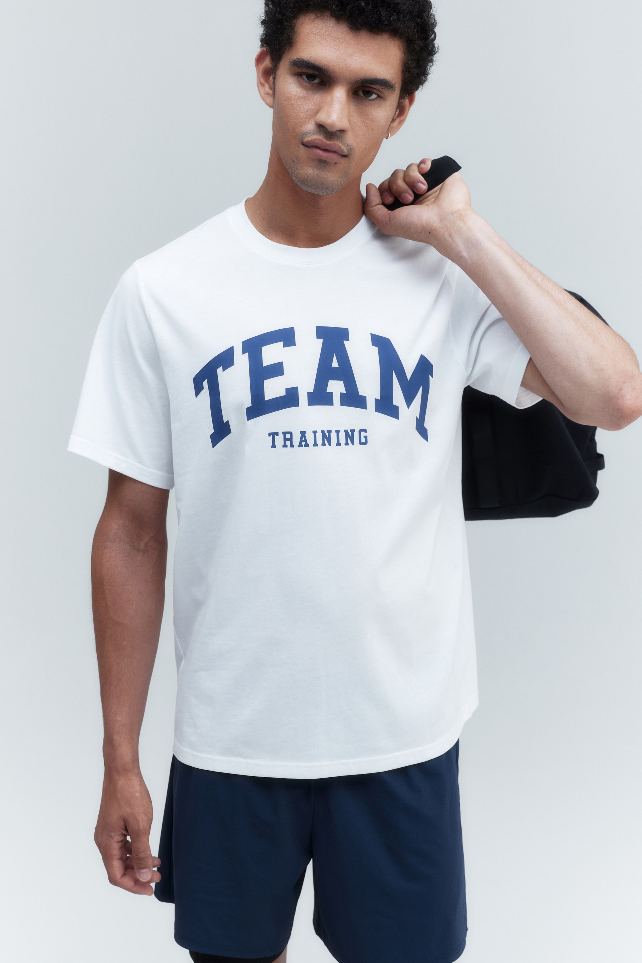 Спортивная рубашка H-M Regular Fit в DryMove 3390₽