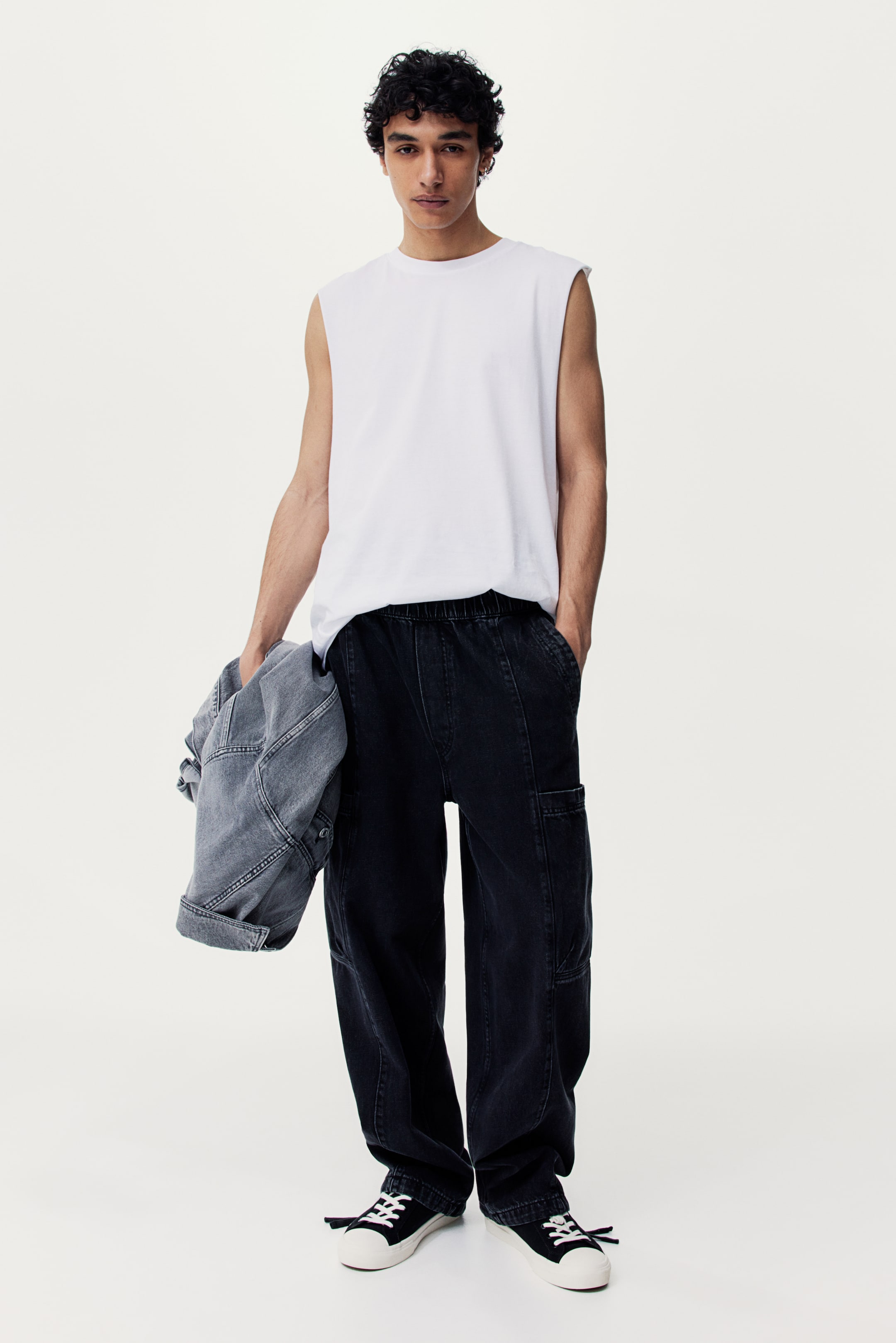 Джинсы-карго свободного кроя от H-M 7690₽