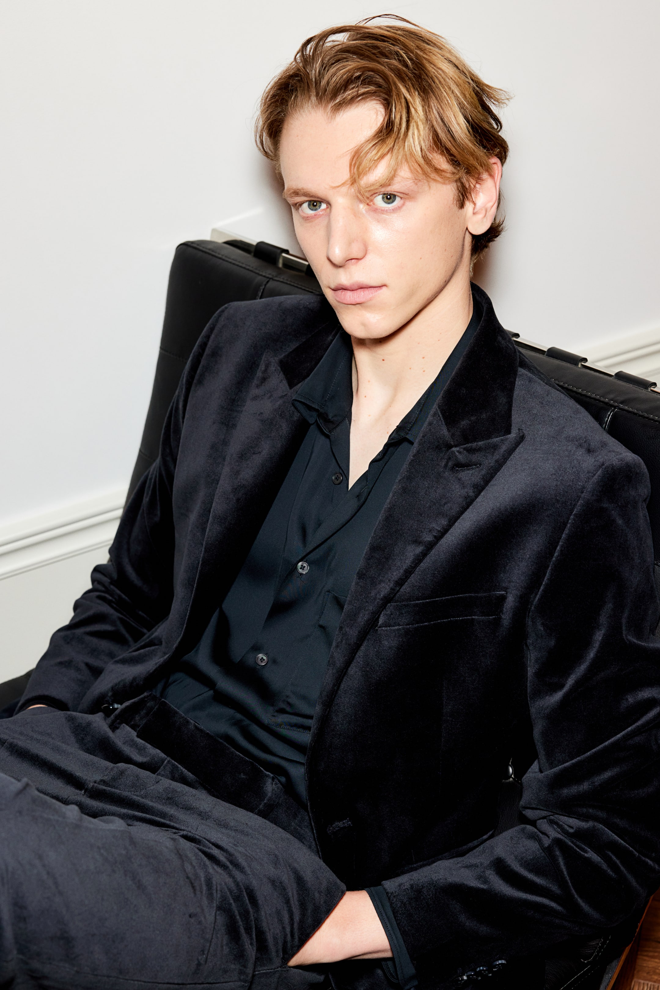 Приталенный бархатный блейзер H-M 18990₽