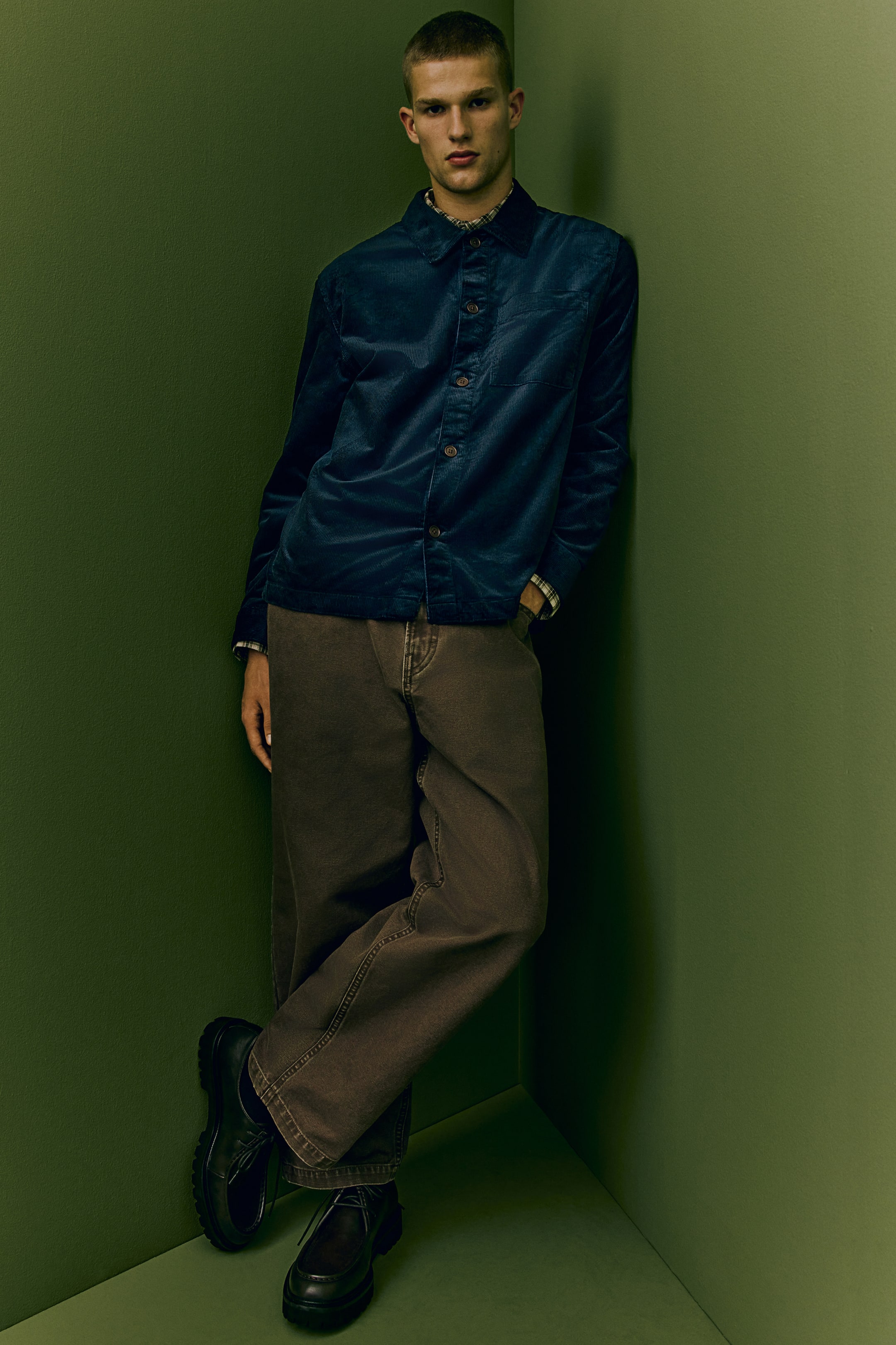 Вельветовая рубашка H-M обычного покроя 5590₽