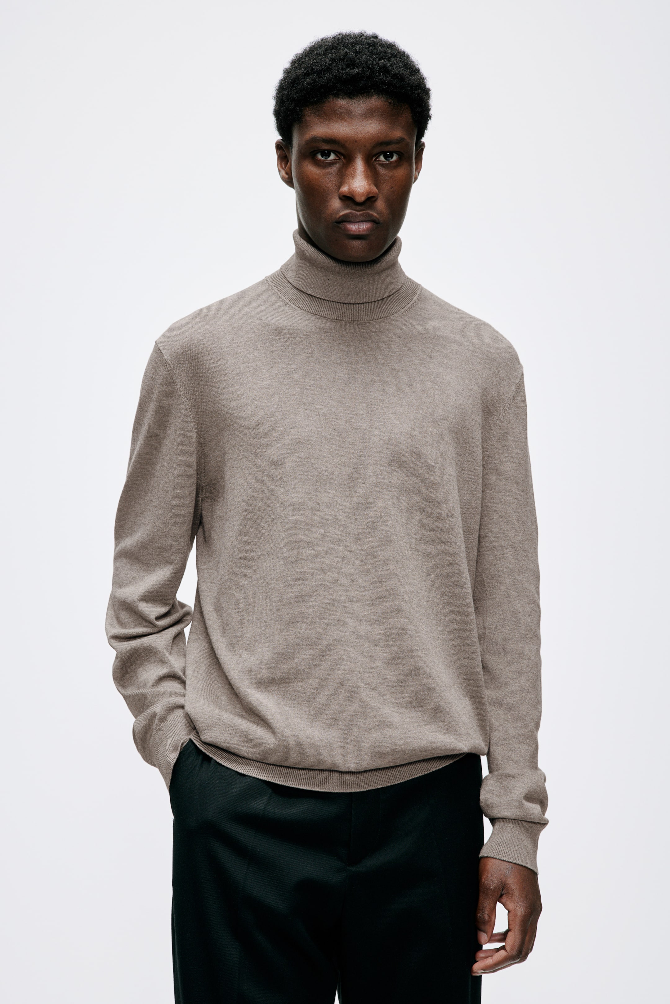 Свитер-водолазка тонкой вязки H-M Slim Fit с высоким воротом 3790₽