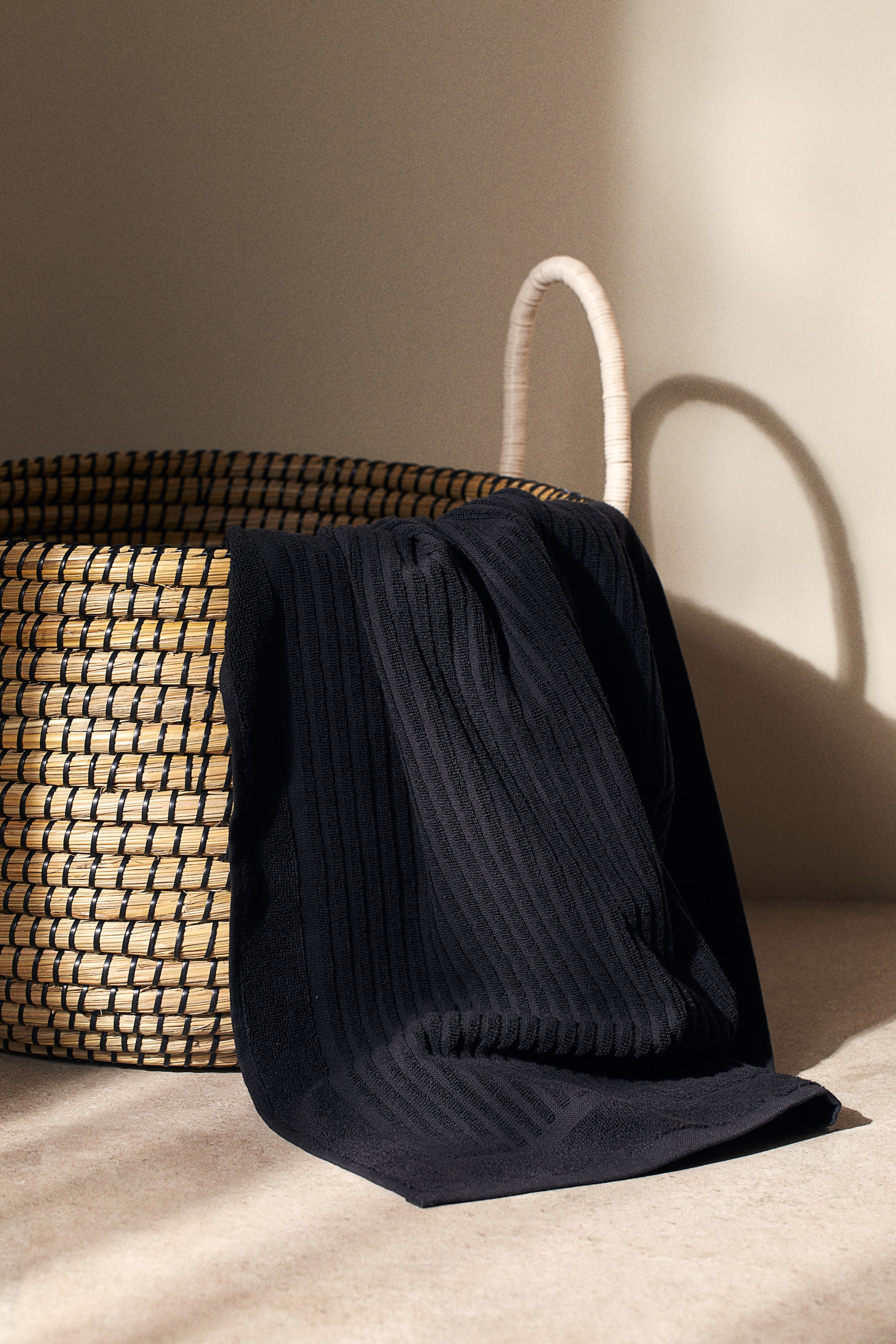 Хлопчатобумажное махровое банное полотенце H-M 2890₽