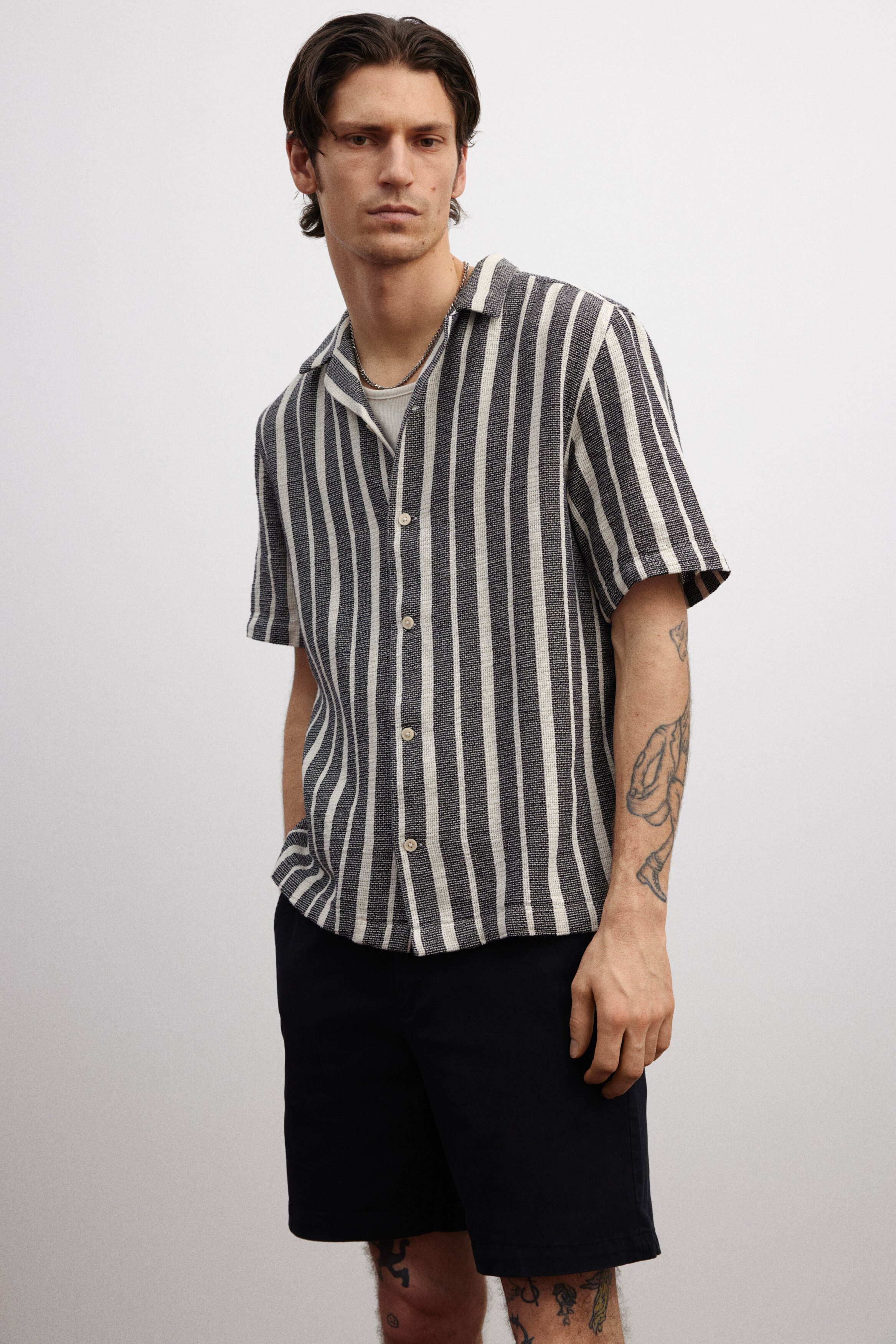 Шорты-чино обычного кроя от H&M