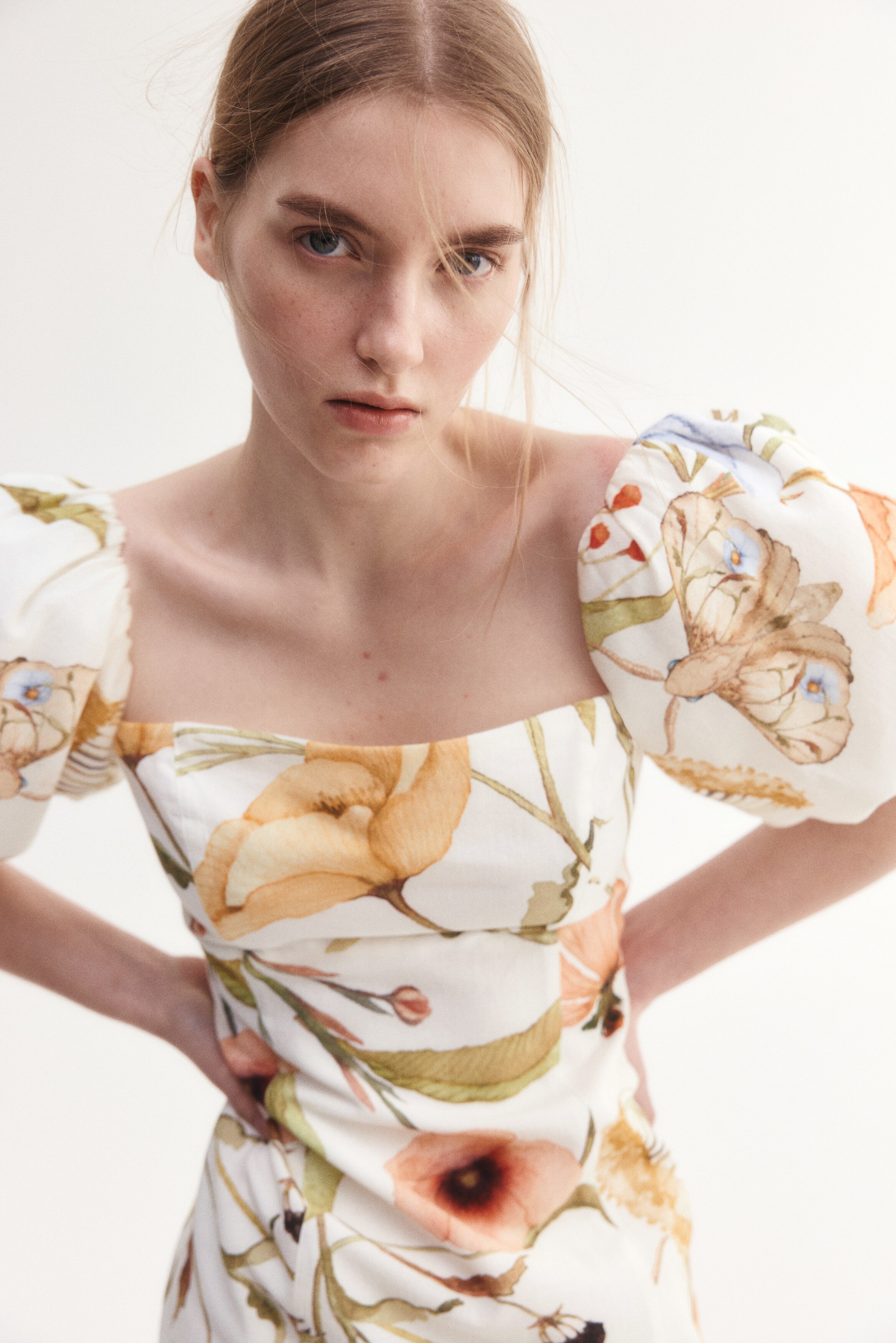 Хлопчатобумажное платье H&M с открытыми плечами