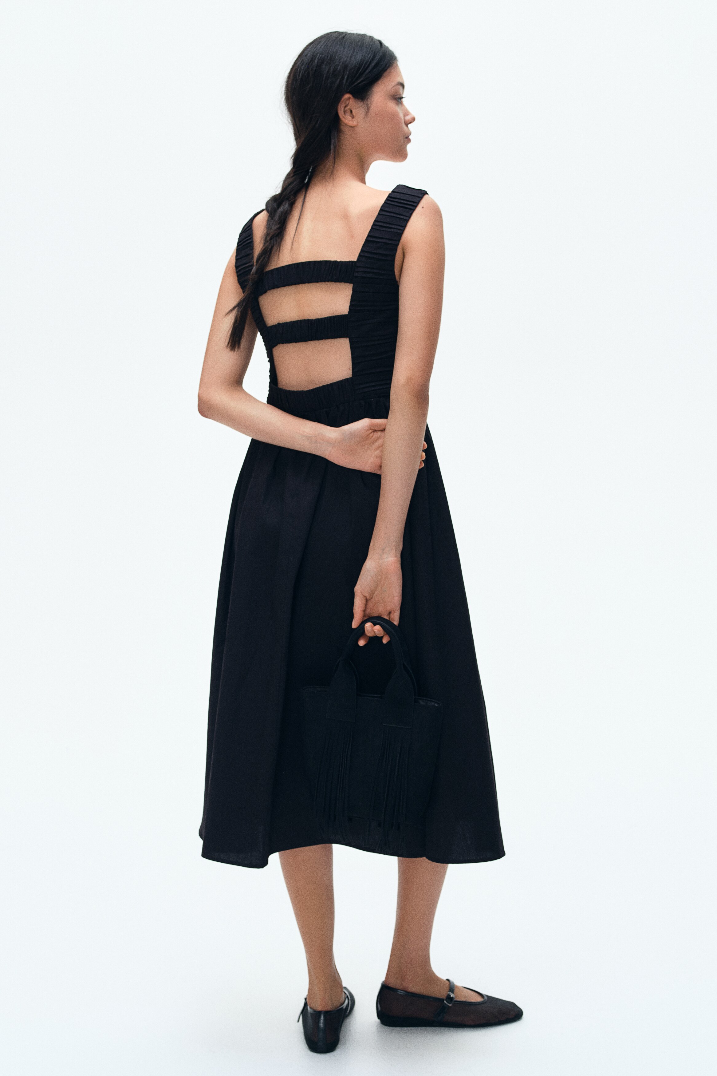 Платье на завязках от H&M с расклешенной юбкой