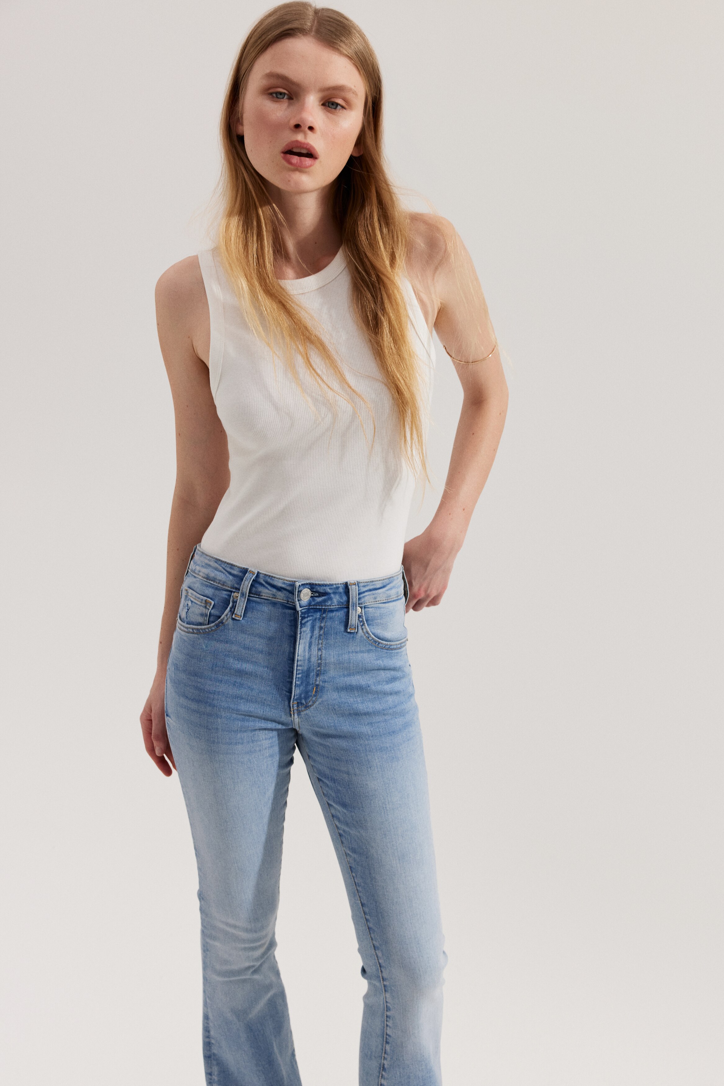 Расклешенные ультравысокие джинсы H&M