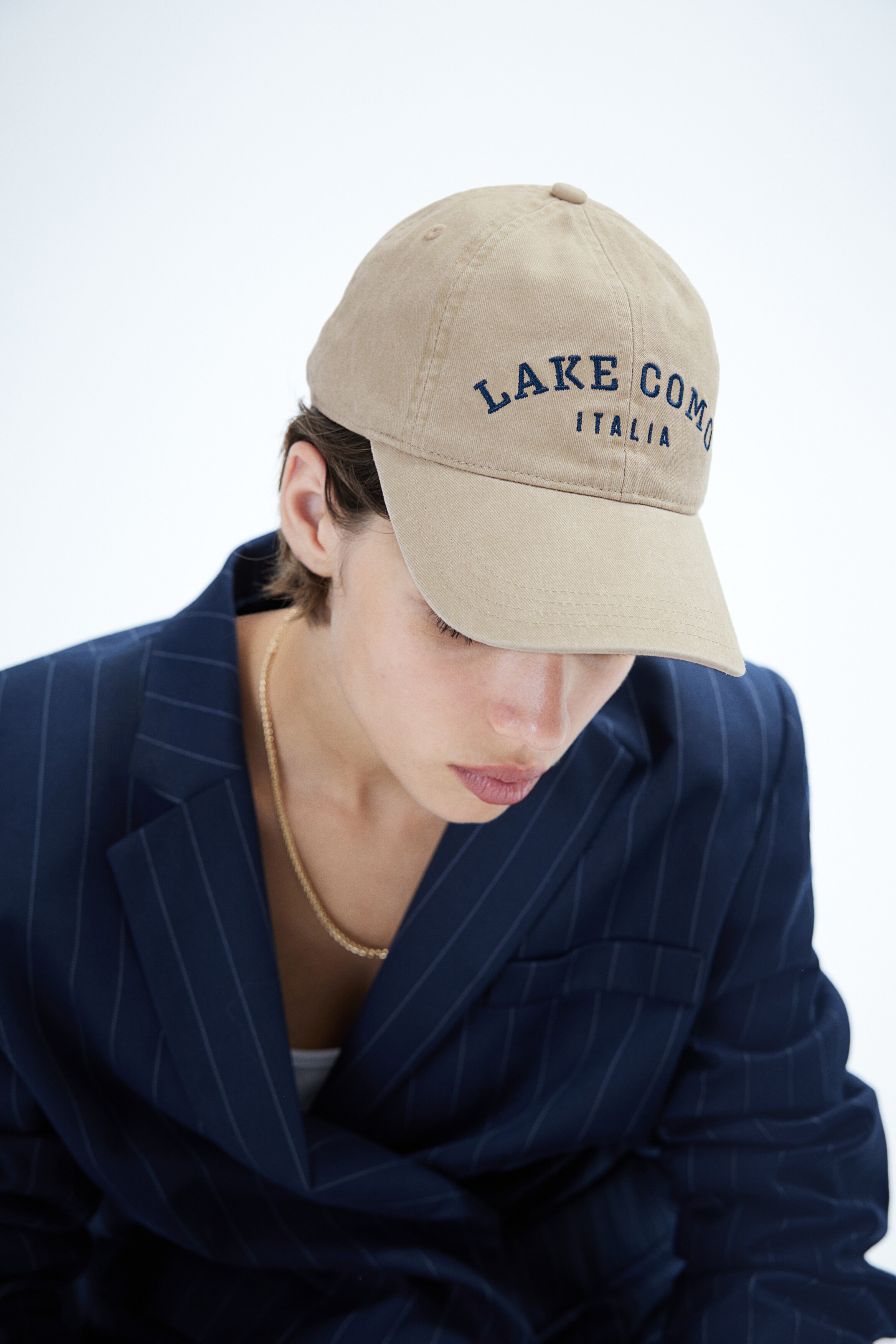 Саржевая шапочка с вышитым мотивом от H-M 3390₽