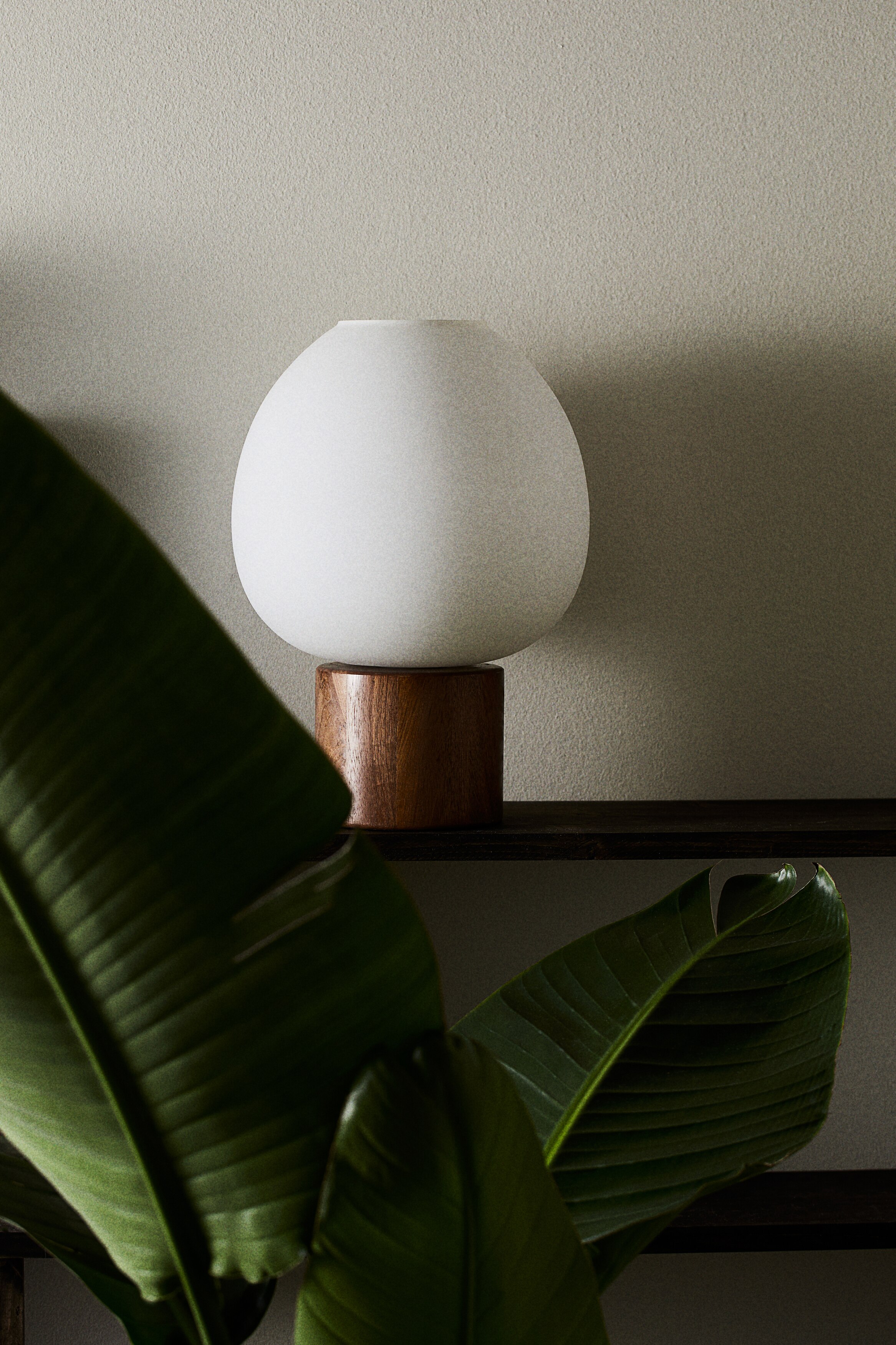 Настольная лампа H-M из дерева и стекла 14290₽