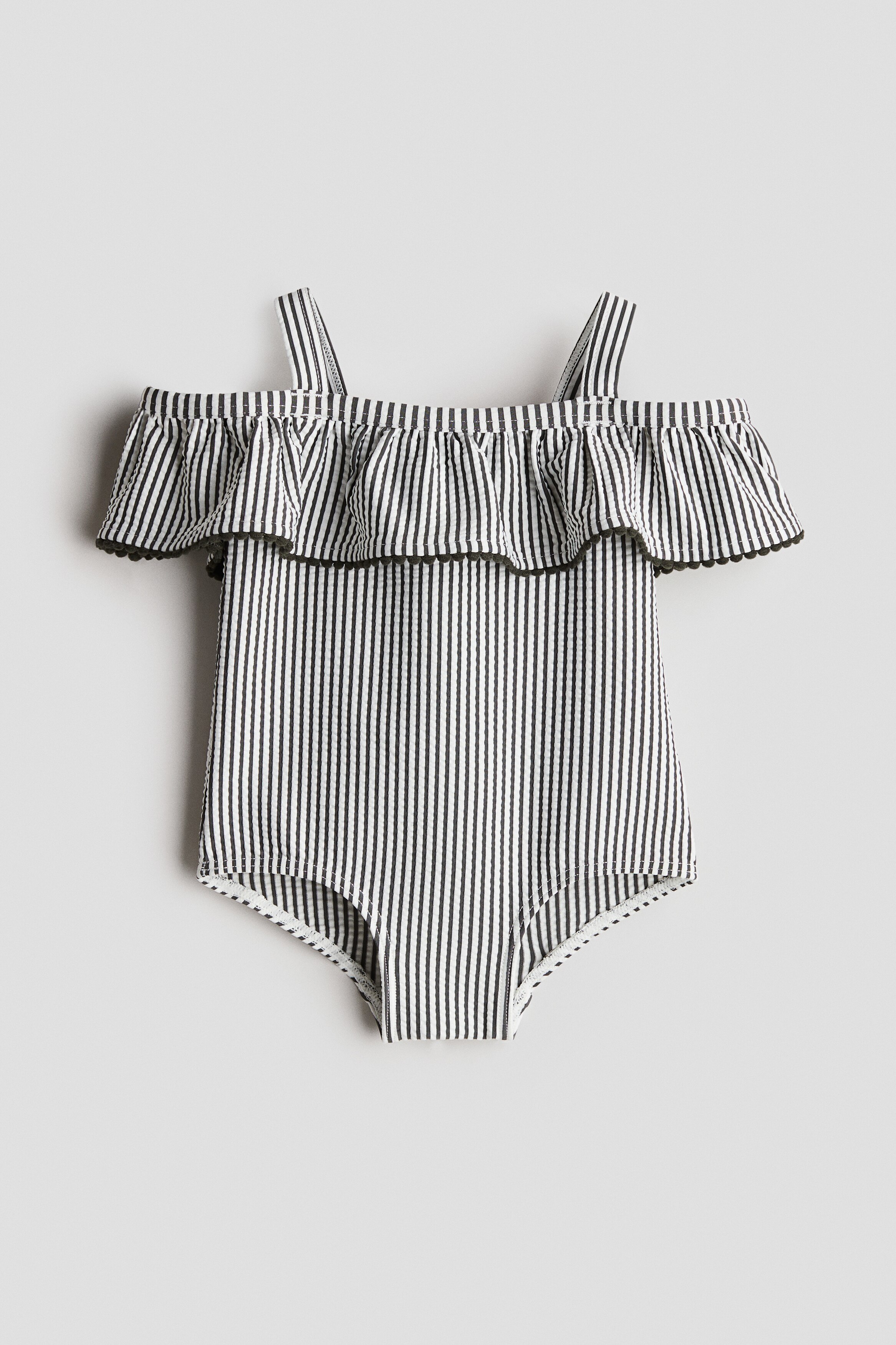 Купальник с воланами и открытыми плечами от H&M