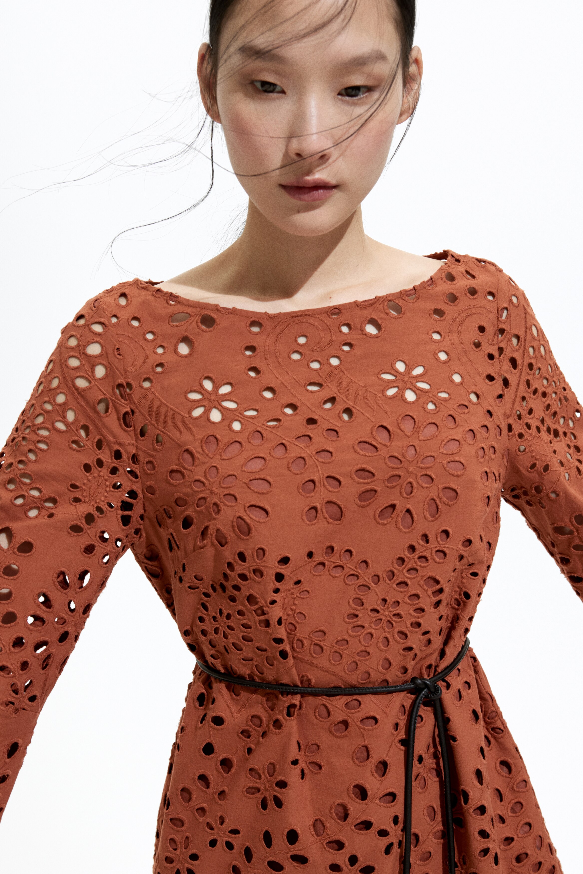 Платье с вышивкой в виде ушка от H&M