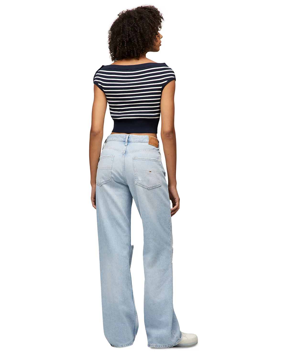 Женский полосатый свитер с открытыми плечами от Tommy Jeans и прямые джинсы Mia Relaxed 13190₽