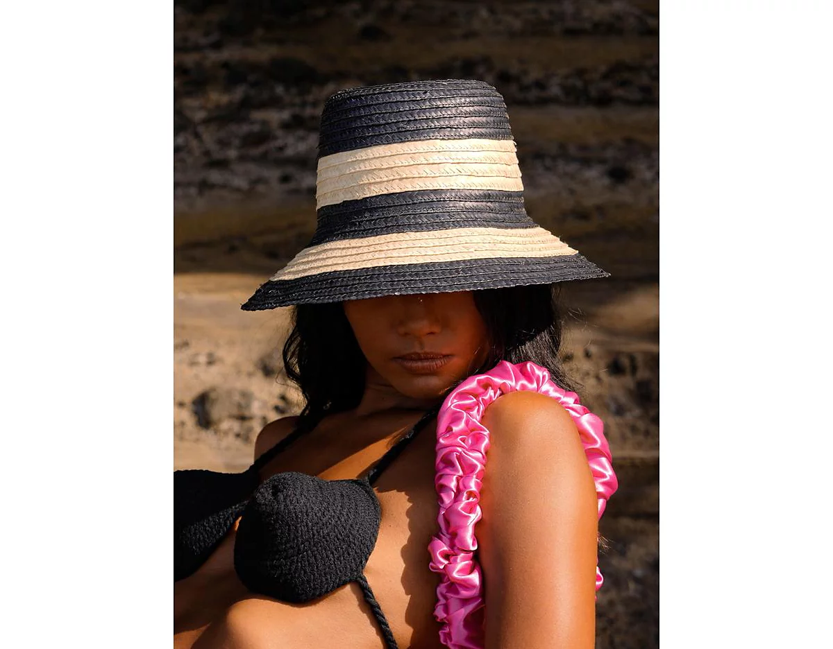 Соломенная шляпа NONA из ковшеобразной пальмы в полоску черного цвета и натурального 15090₽