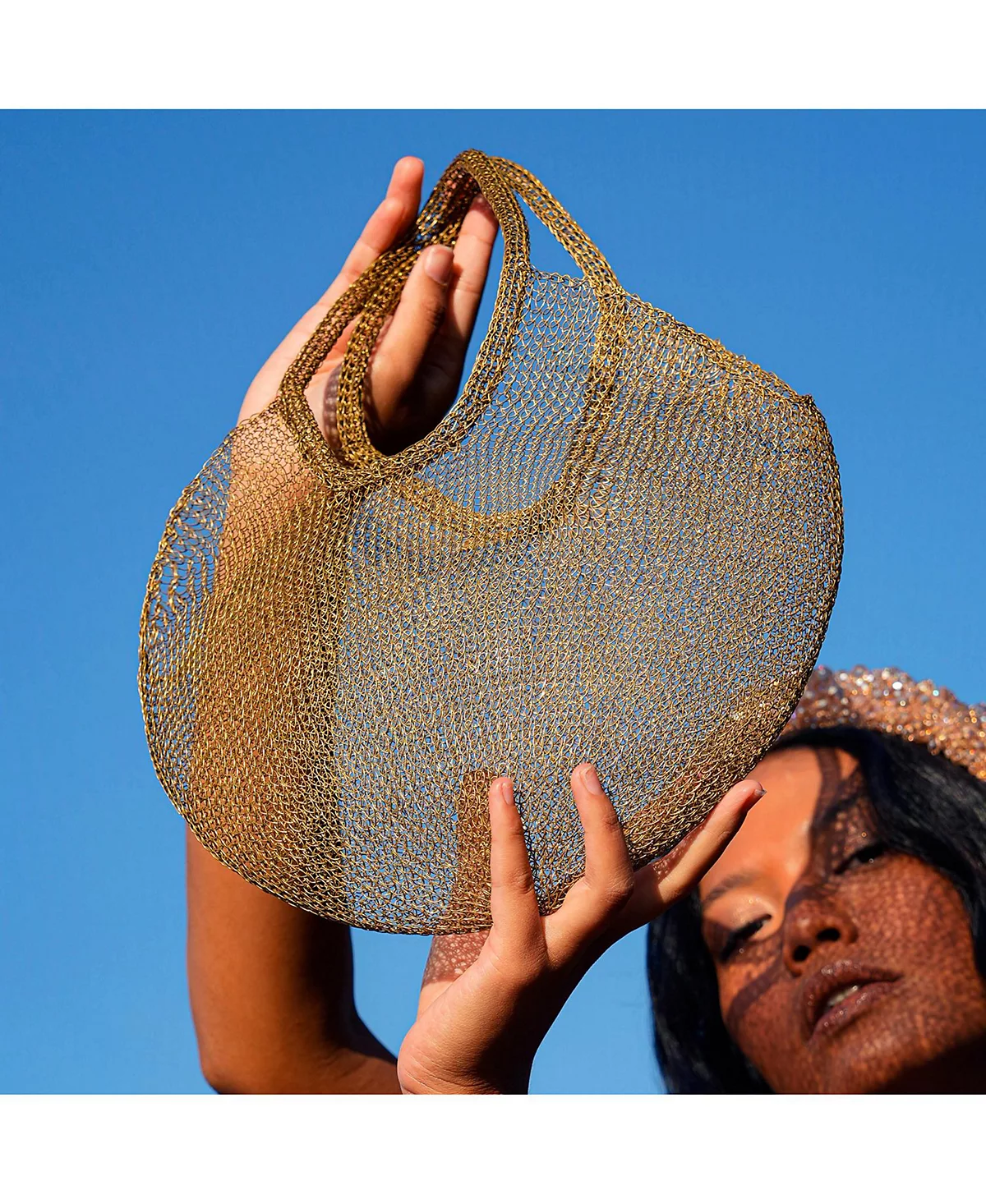 Сетчатая сумка-тоут SOL из проволоки темно-золотого цвета