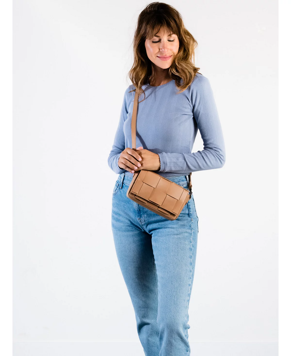 УДОБНОЕ плетеное через плечо с мини-клапаном