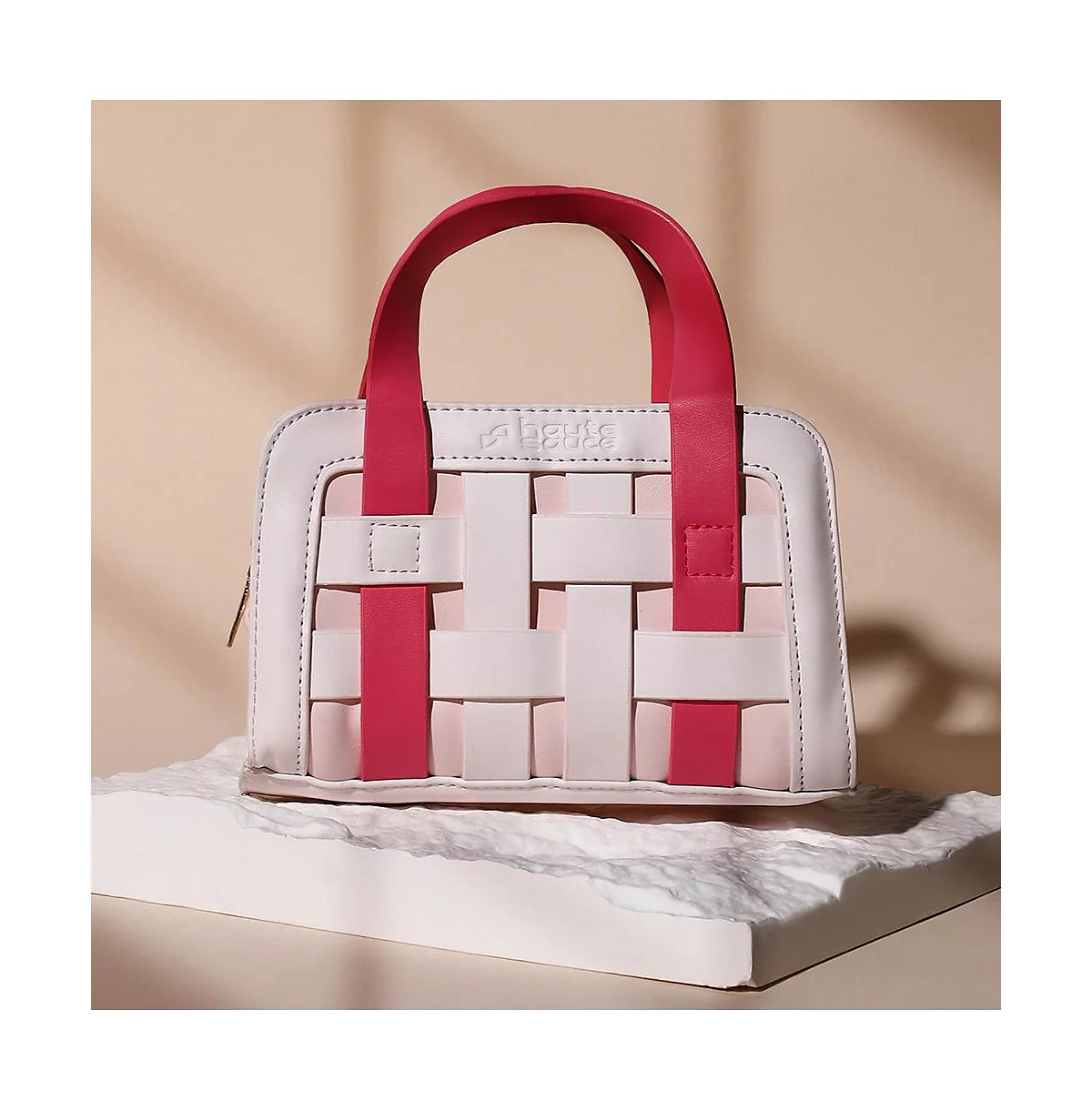 Женская мини-сумка-слинг The Weave Camera - розовая цвета фуксии и белая цвета слоновой кости 14490₽