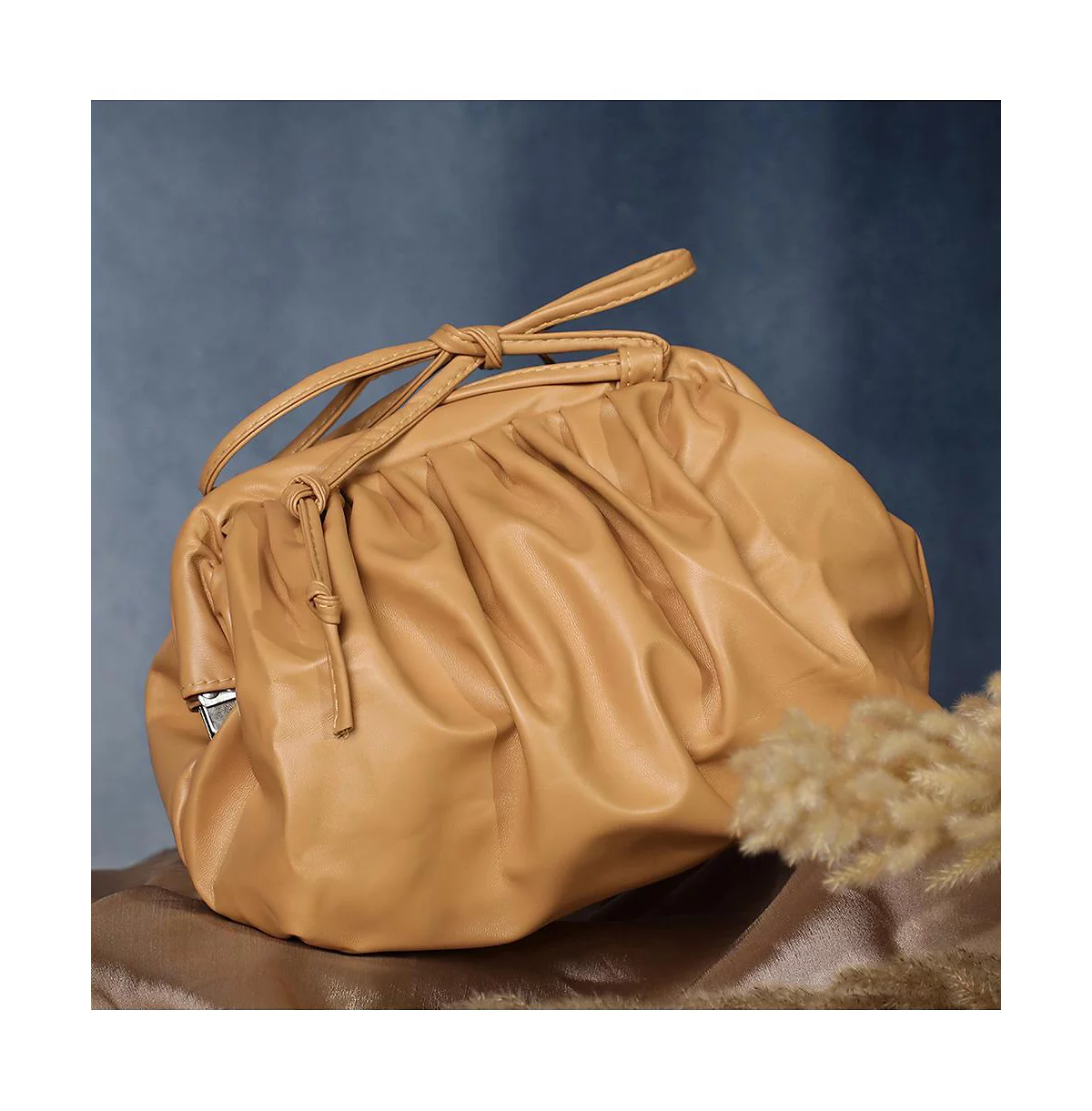 Женская сумка через плечо теплого коричнево-коричневого цвета 8390₽