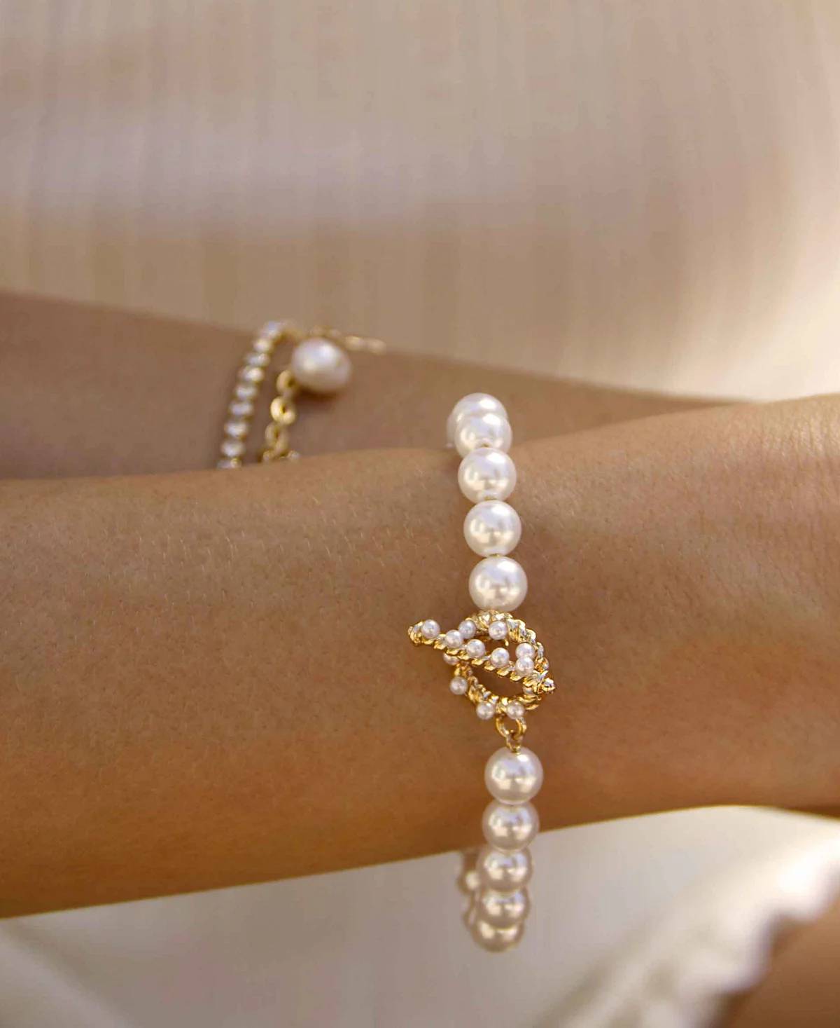 Браслет-тумблер из жемчуга ЭТТИКА украшенный бисером 7590₽