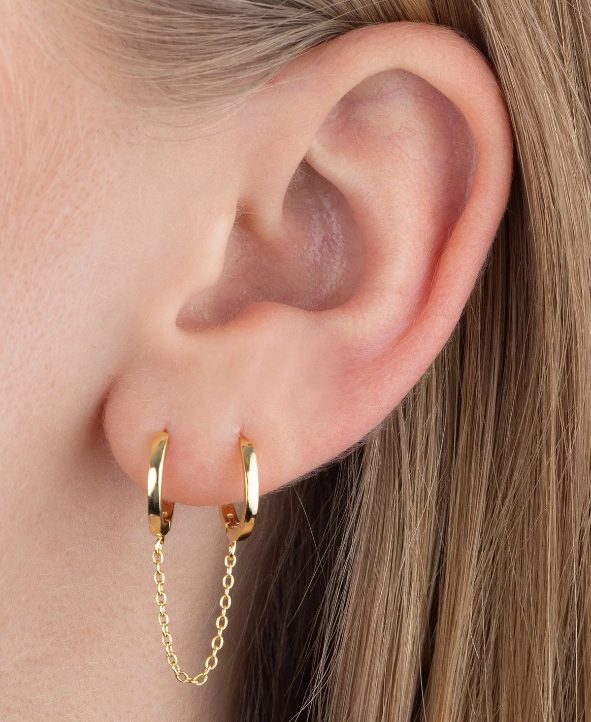 Массивная серьга Huggie на двойной цепочке из 14-каратного золота, покрытого чистым серебром