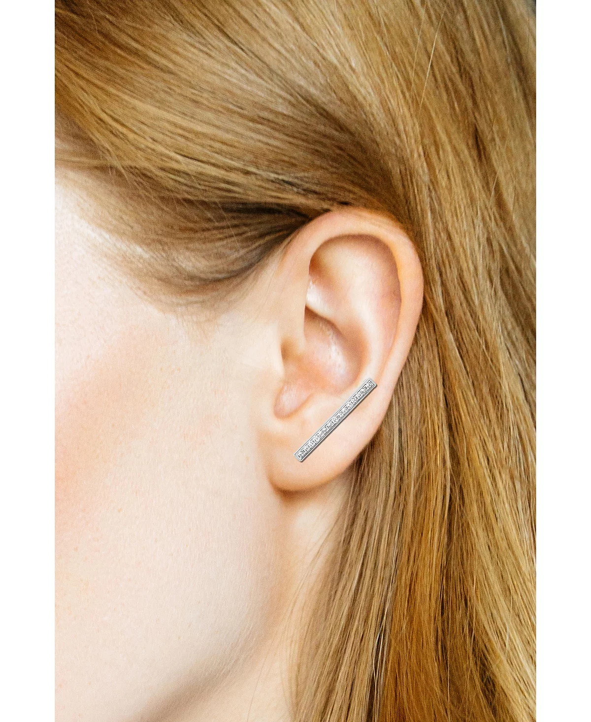 А теперь эта серьга-гвоздик с кубическим цирконием и инкрустацией Bar Climber в серебряной оправе