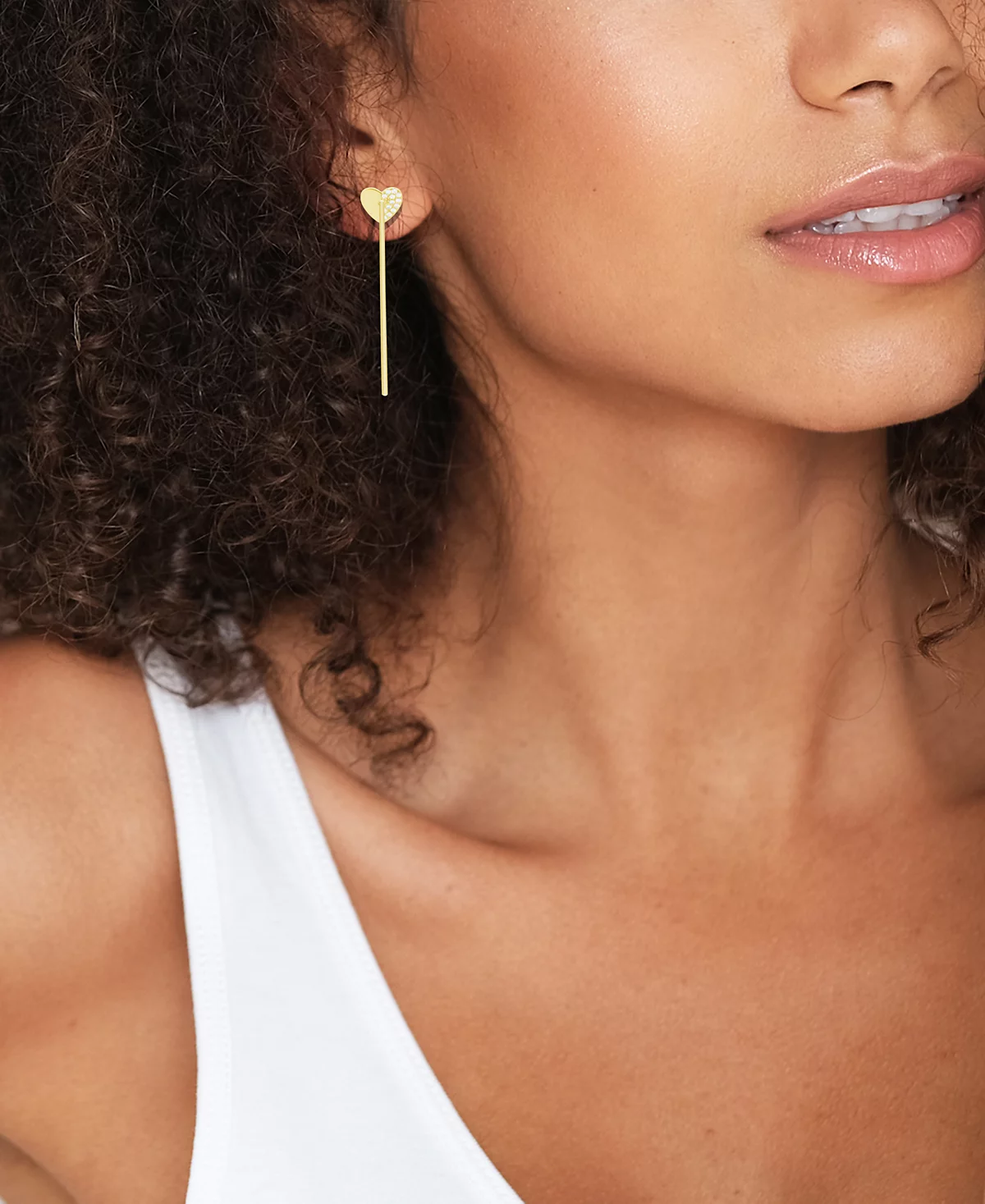 А теперь эта золотая серьга-обруч с сердечком из полированного кубического циркония украшенная золотой пластиной 5690₽