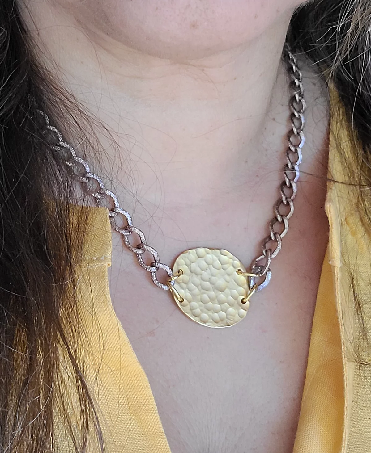 Двухцветное колье с чеканным диском MINU Jewels, удлинитель 16 дюймов + 1 дюйм