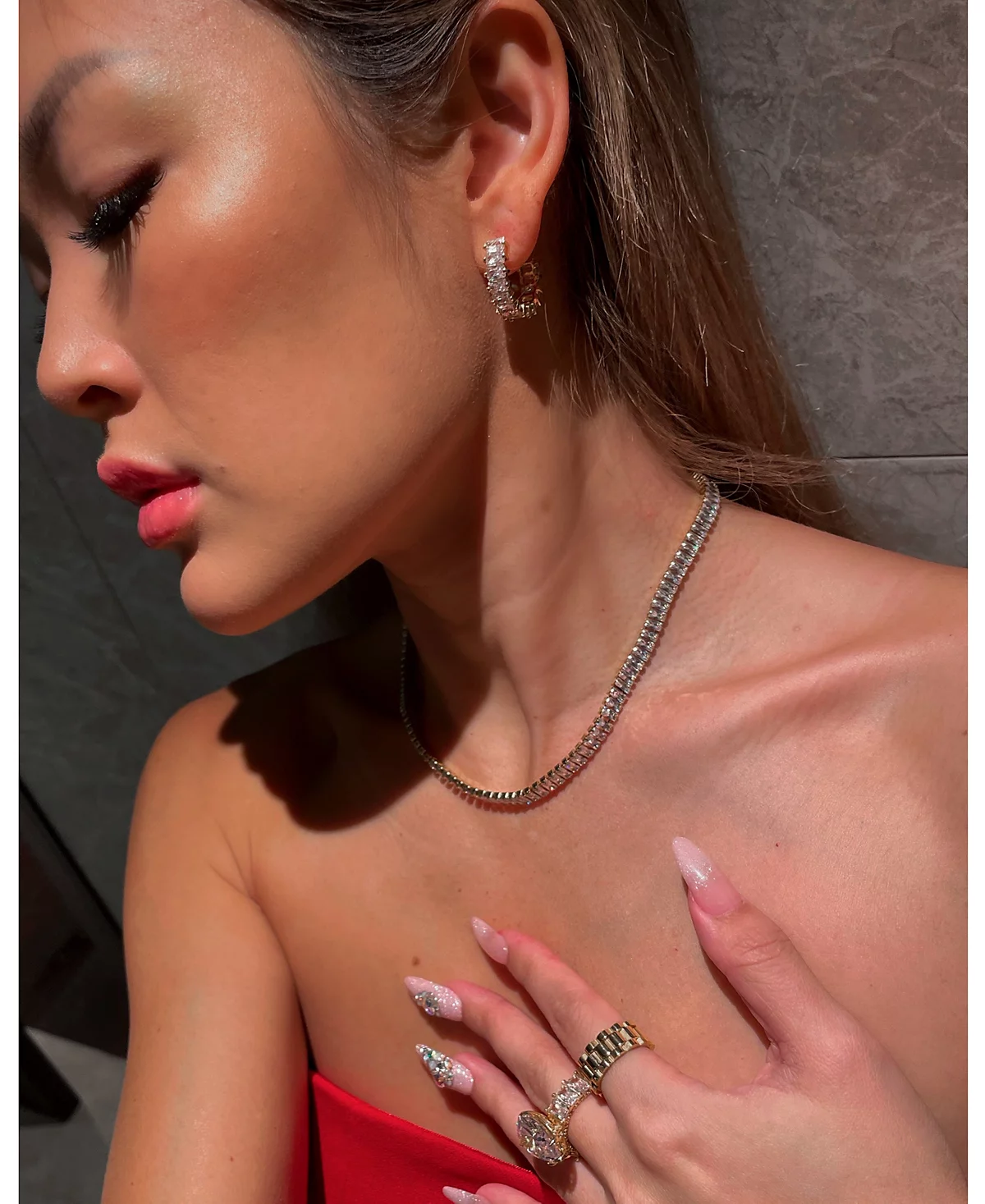 Серьги-кольца Heymaeve из 18-каратного золота с мелкими фианитами изумрудной огранки, 0,98