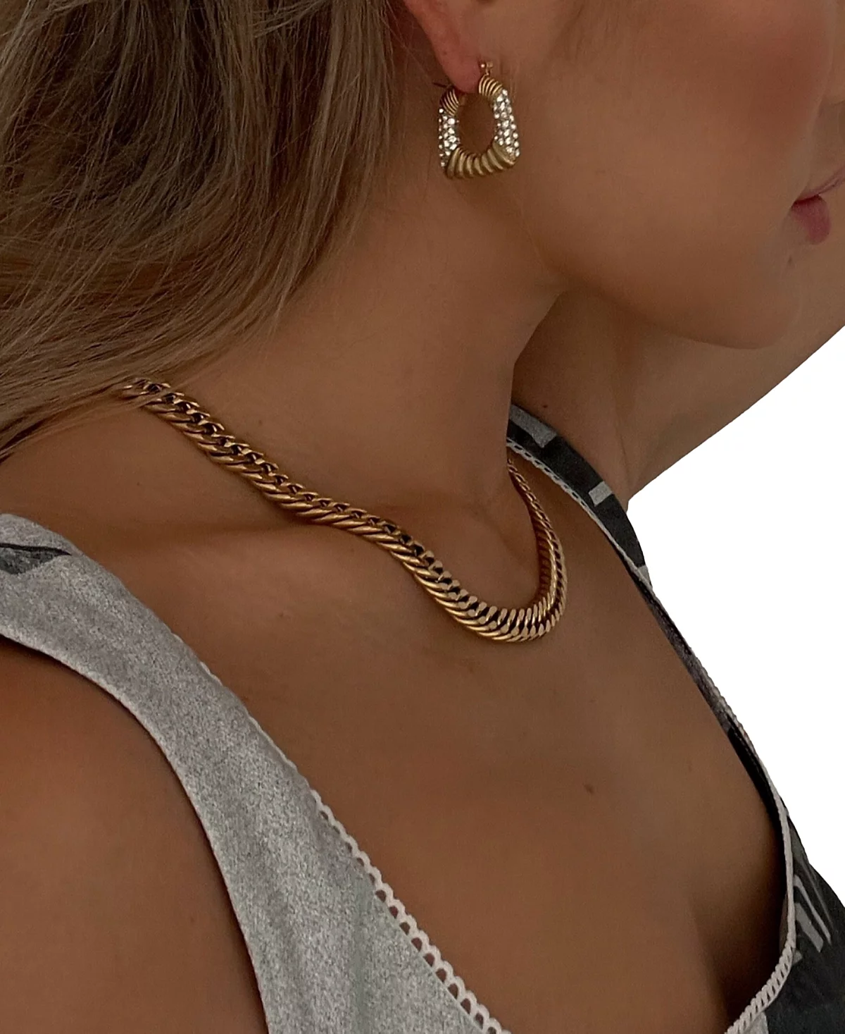 Маленькие серьги-кольца с квадратной текстурой Паве Heymaeve, покрытые 18-каратным золотом