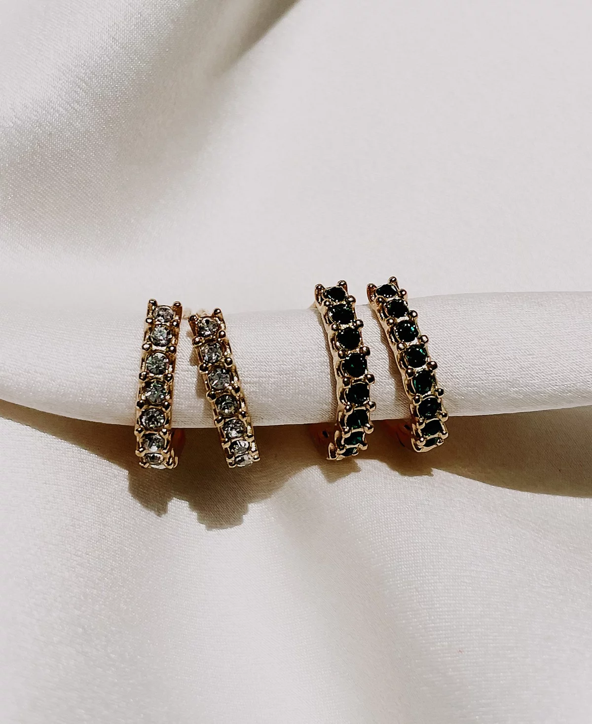 Овальные серьги-кольца Heymaeve с 18-каратным позолотой и маленькими фианитами в форме колец