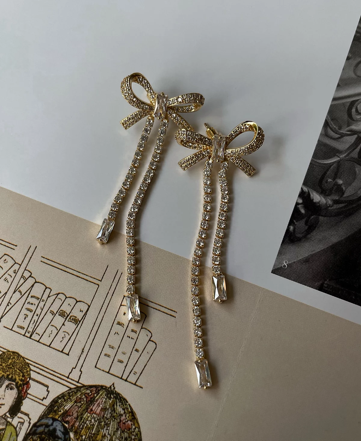Серьги-капли Heymaeve с 18-каратным позолоченным бантом из кубического циркония в форме линейных капель