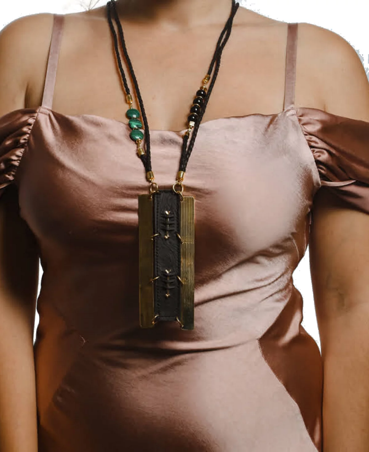 Эффектное колье-подвеска Nectar Nectar New York из смеси драгоценных камней и искусственной кожи с позолотой 18 карат удлинитель 42 дюйма 10 дюймов 62790₽