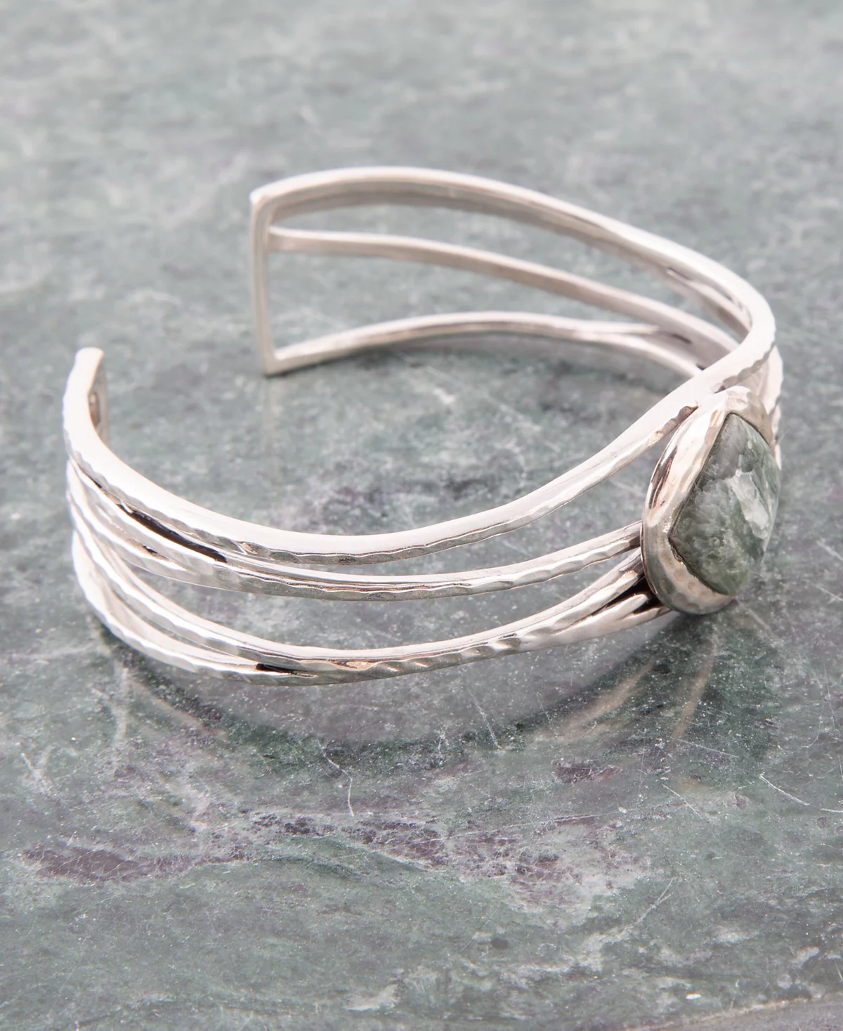 Браслет-манжета с воздушным змеем из натурального серафинита Barse Terra 52890₽