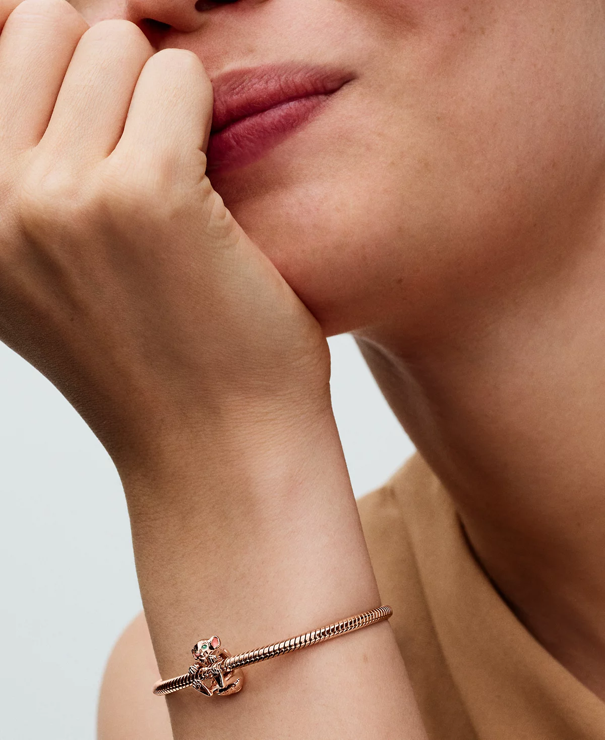 Подвеска Pandora Rose с позолотой 14 карат Король Лев Нала 18990₽