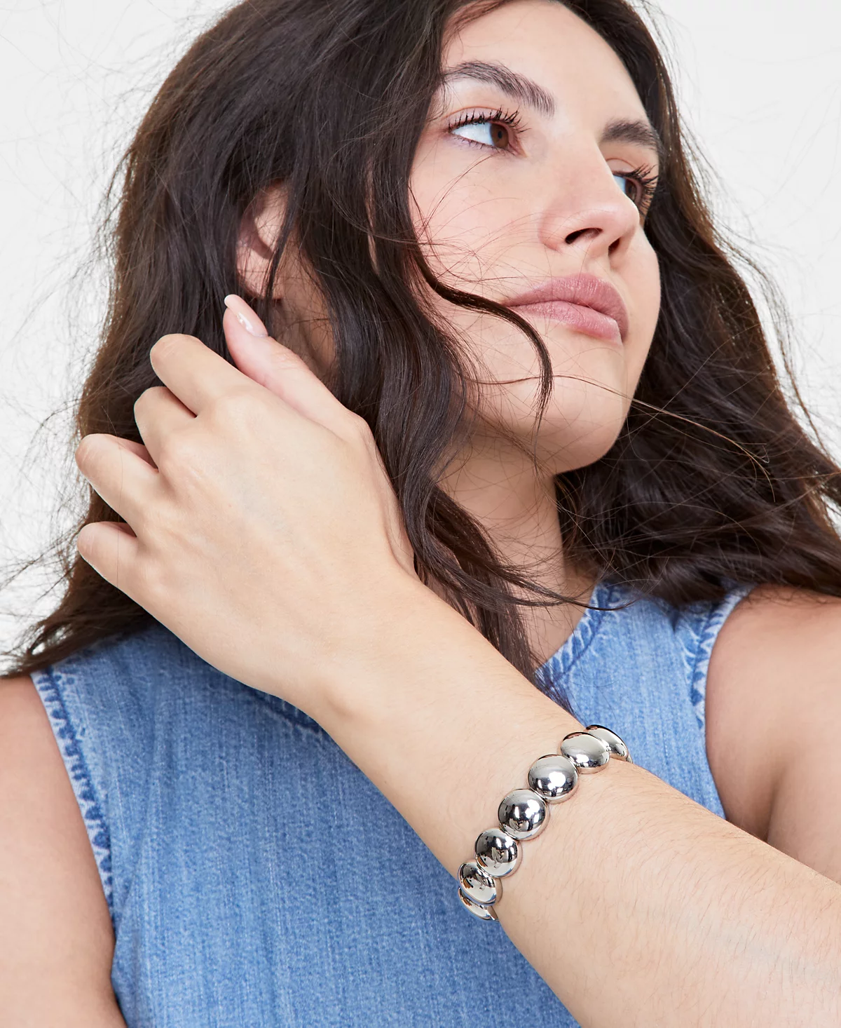 На 34-м куполообразном сегментированном эластичном браслете созданном для Macys 5990₽