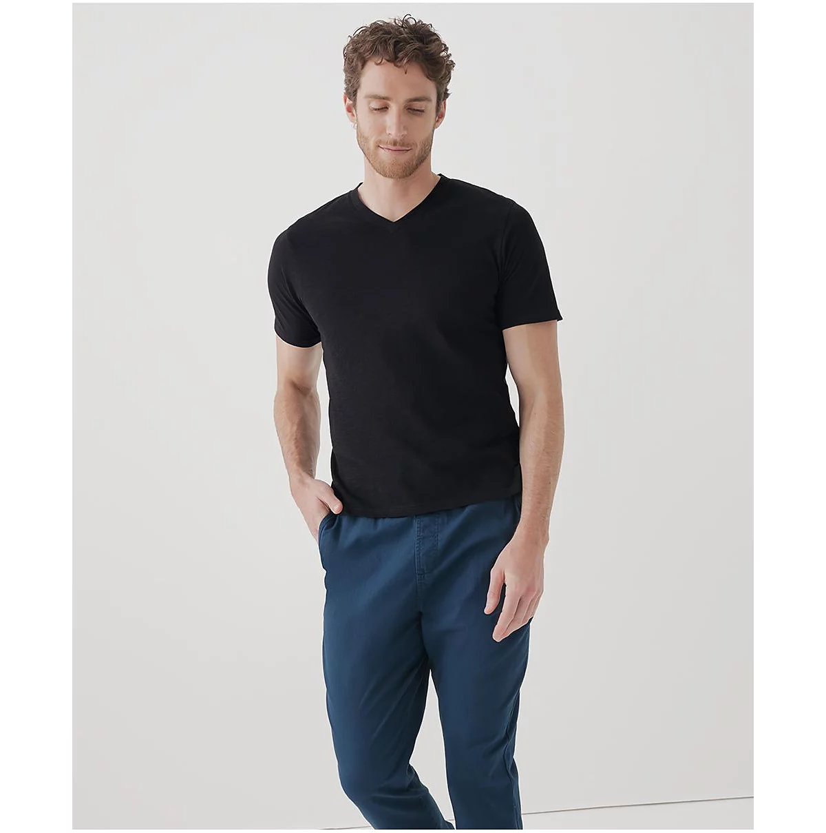 Мужская облегающая футболка из органического хлопка Pact с V-образным вырезом в полулегком весе 7190₽