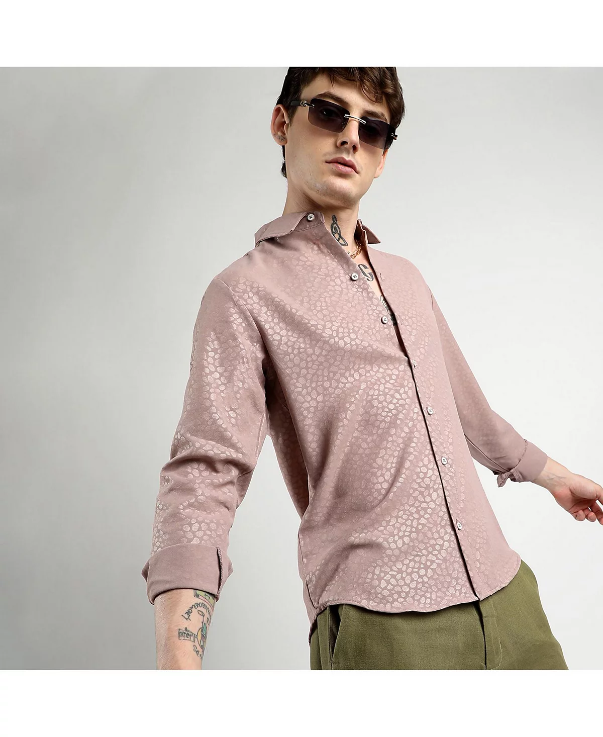 Мужская светло-розовая уличная рубашка телесного цвета 10390₽