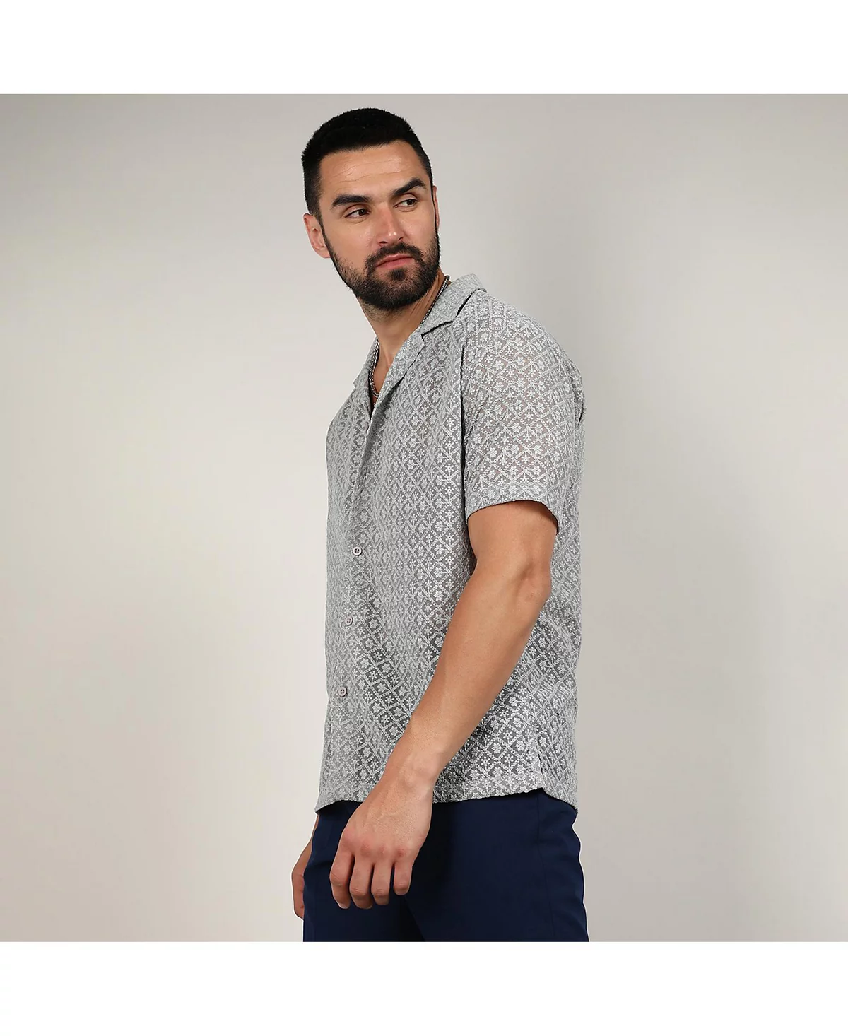 Мужская рубашка с цветочной вышивкой лунно-серого цвета 10390₽