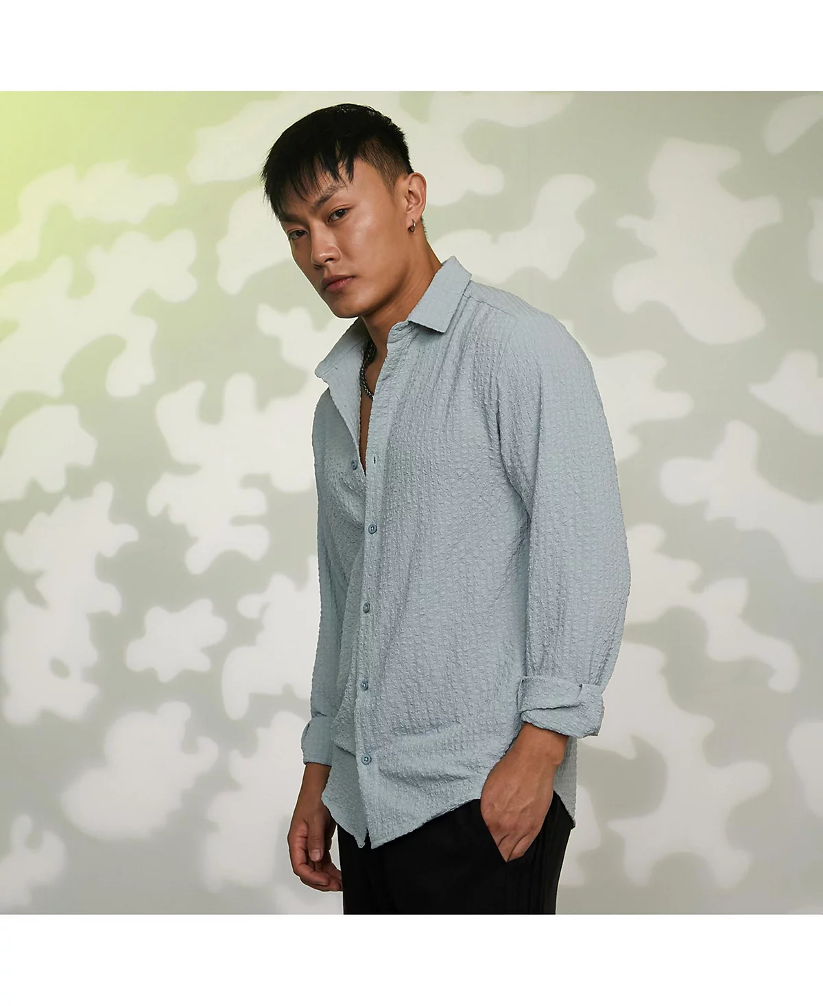 Мужская льдисто-голубая рубашка в полоску с кубическим рисунком 10390₽